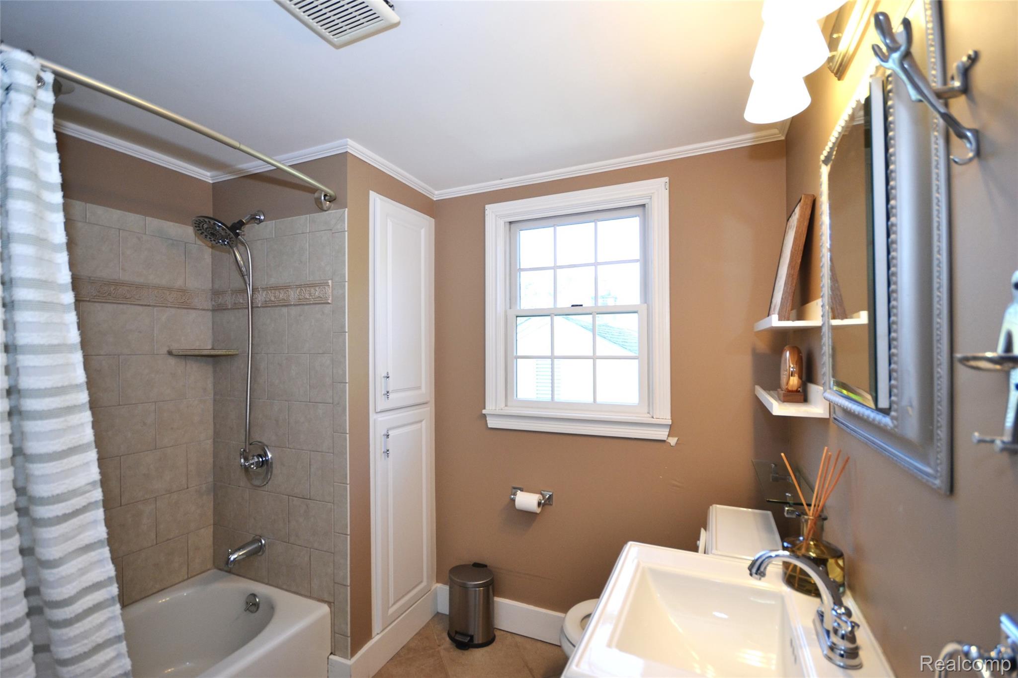 Birmingham City, Michigan 48009, United States, 3 Bedrooms Bedrooms, ,3 BathroomsBathrooms,Residential,Active,207023