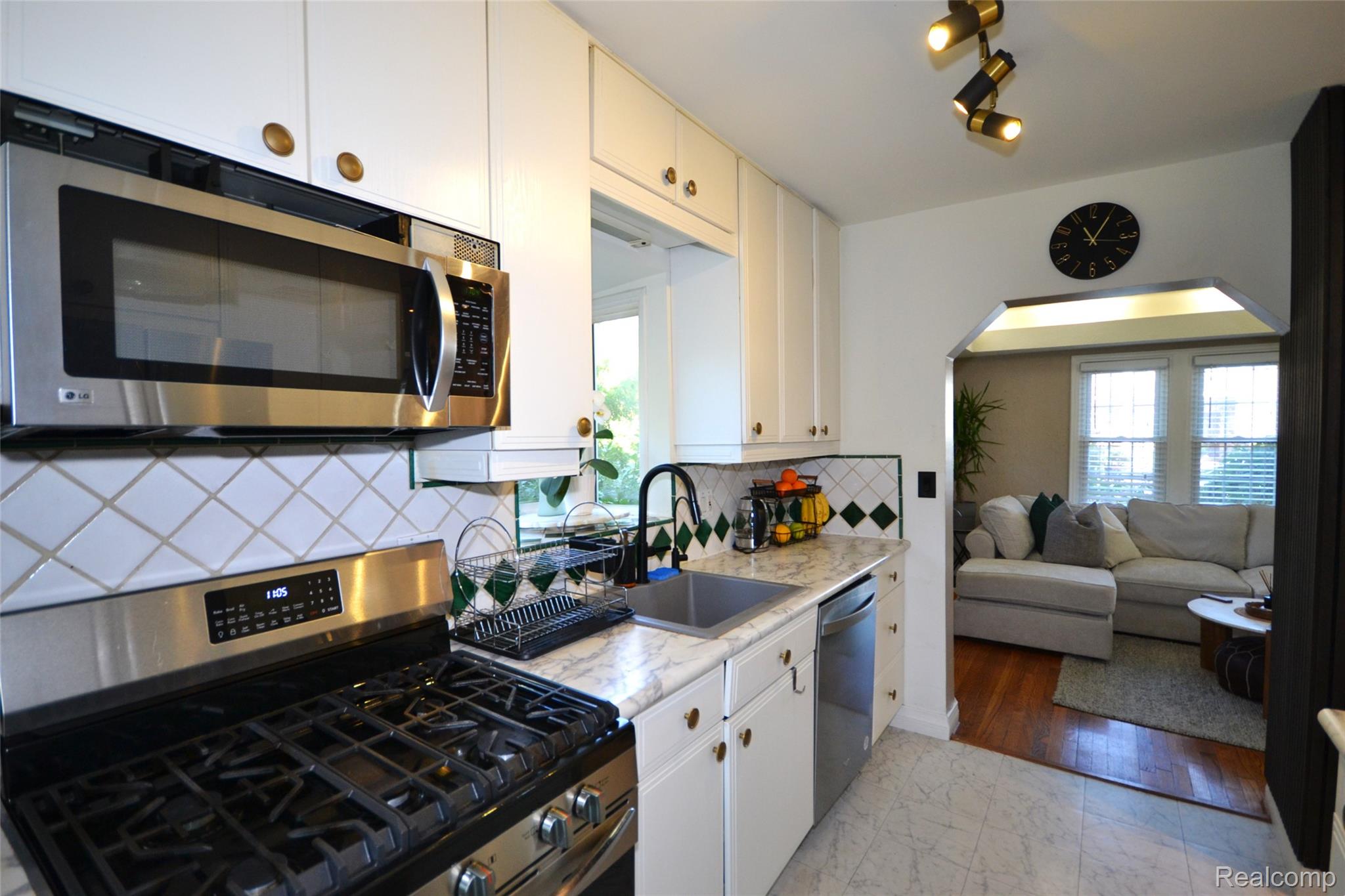 Birmingham City, Michigan 48009, United States, 3 Bedrooms Bedrooms, ,3 BathroomsBathrooms,Residential,Active,207023