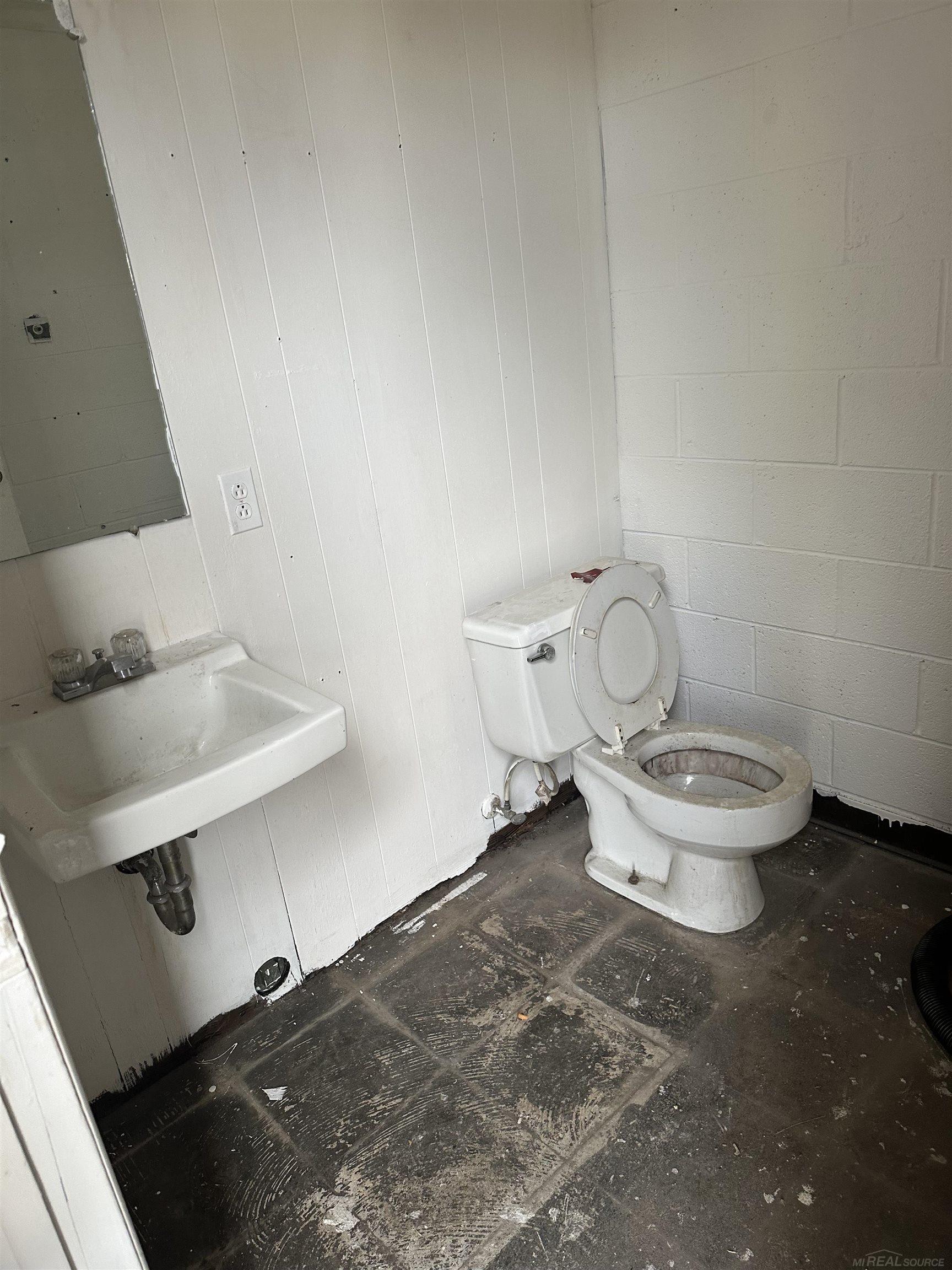 22137 Gratiot Avenue