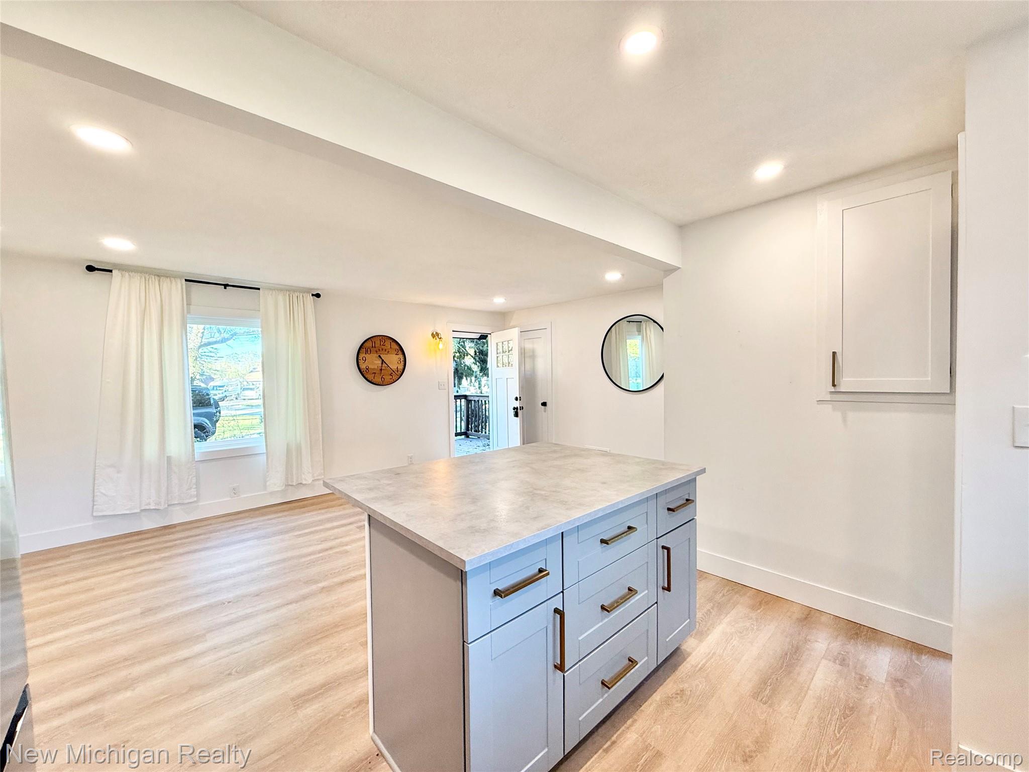 823 W Silver Lake Road