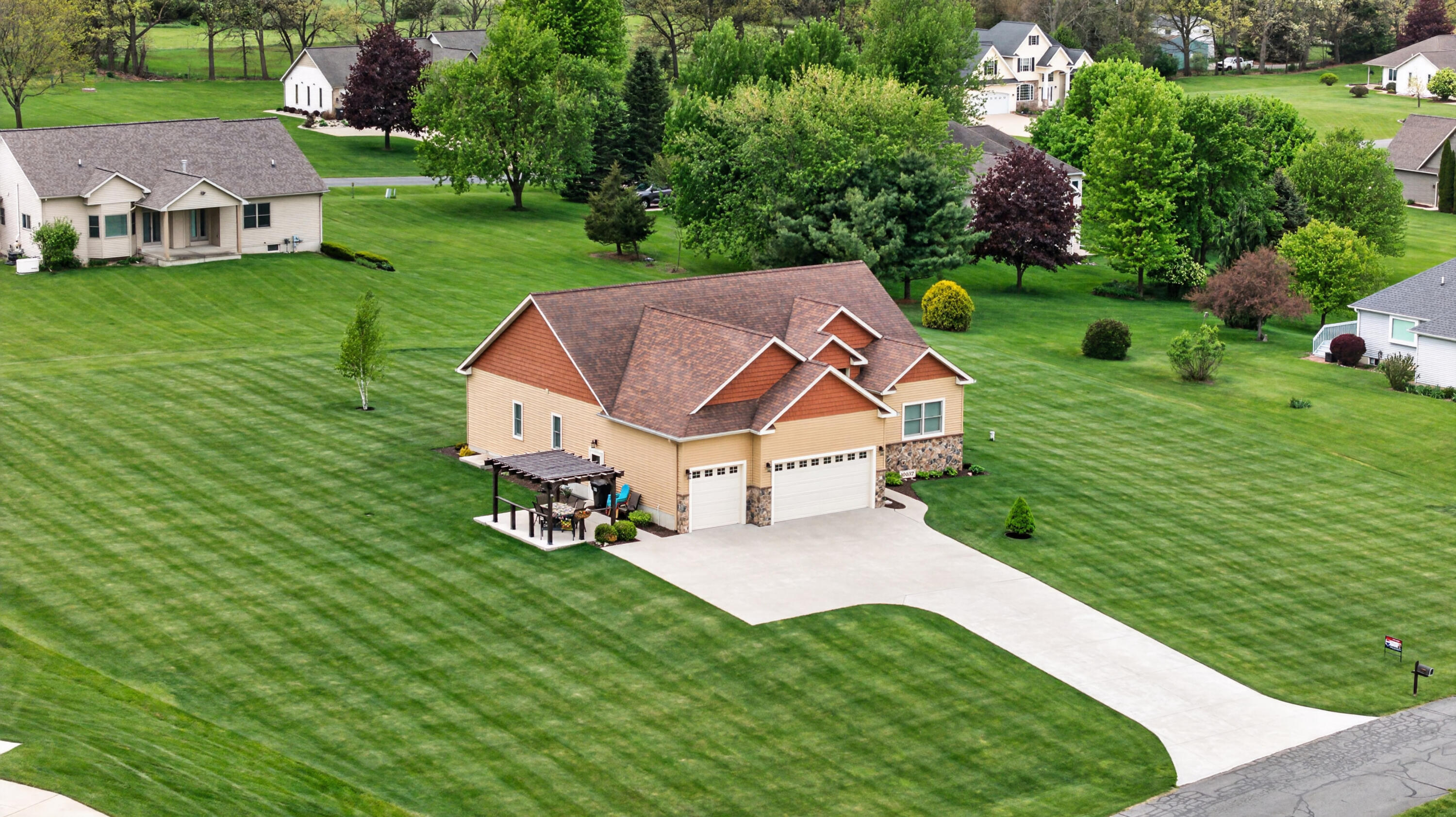 10037 Whitetail Lane