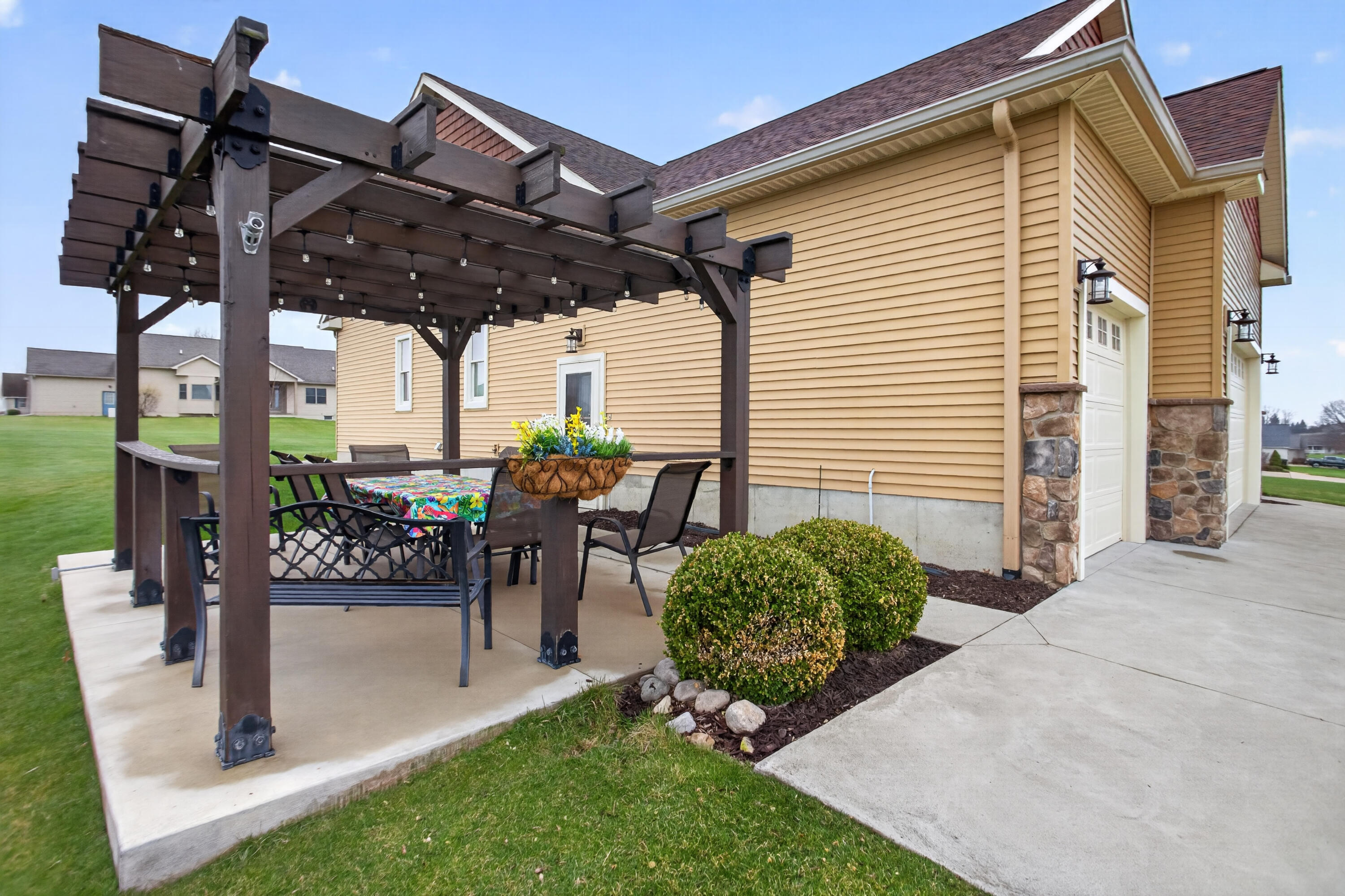 10037 Whitetail Lane