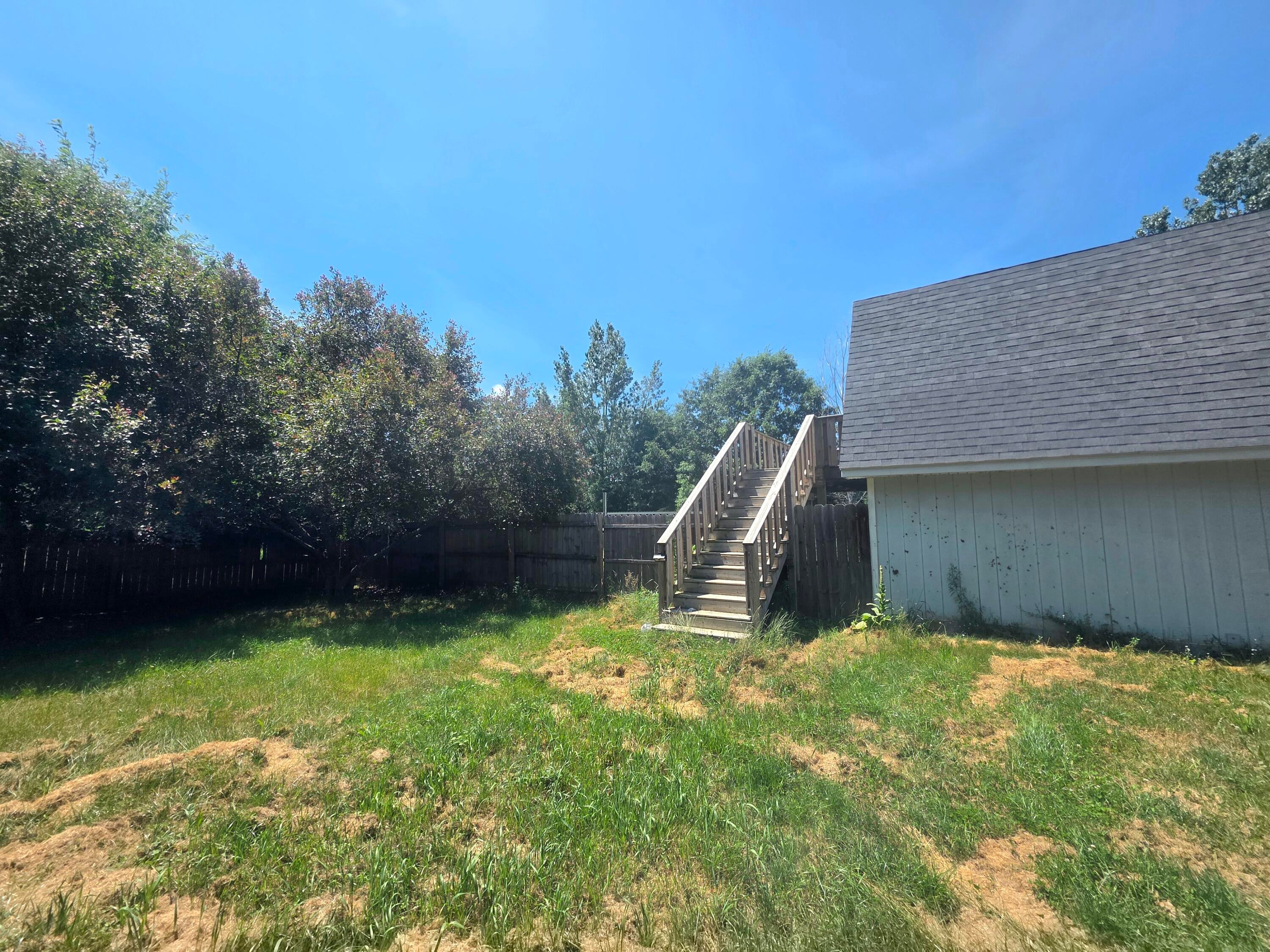 1402 E Deaner Road NE