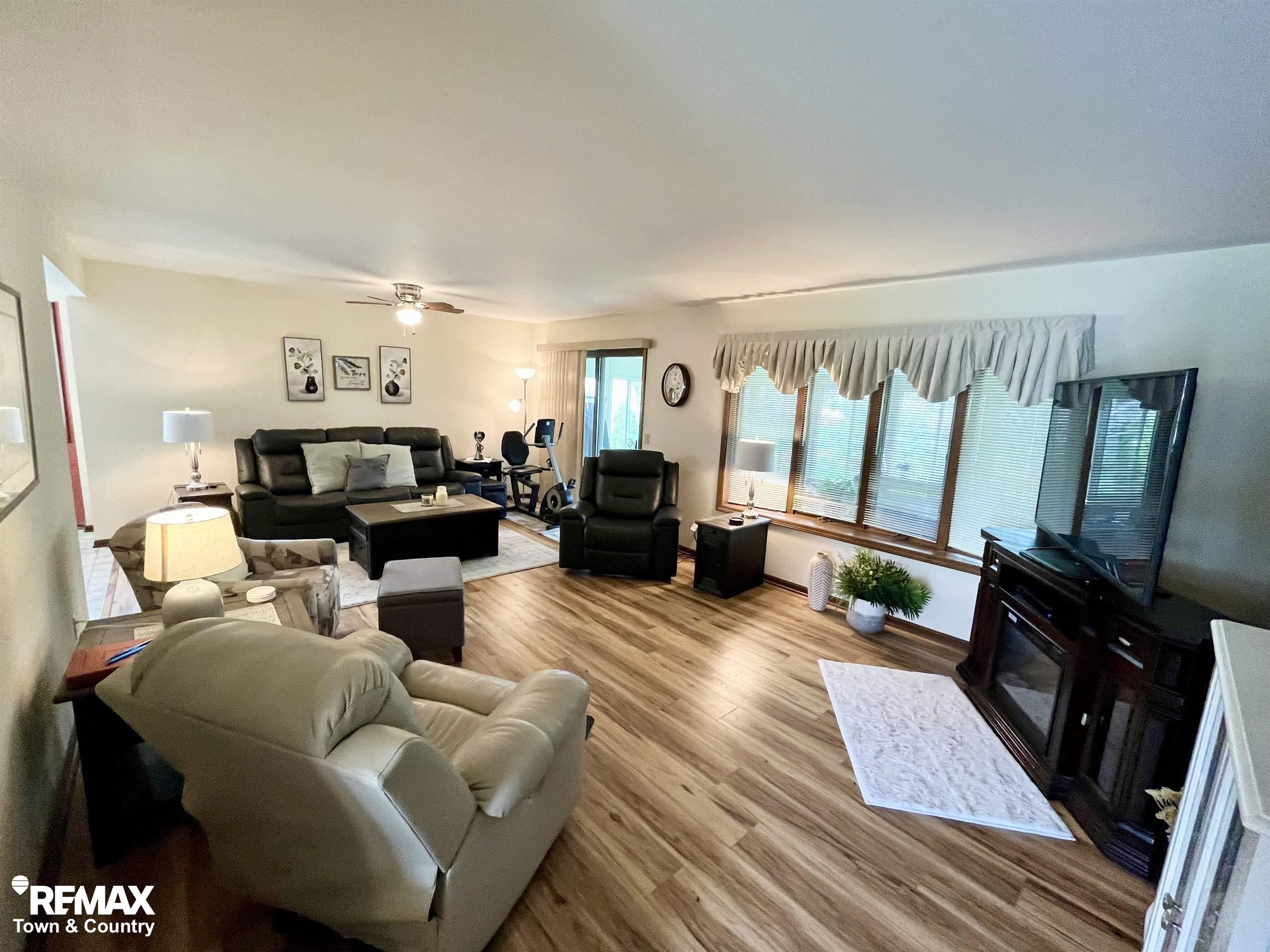 6112 Oak Creek Drive