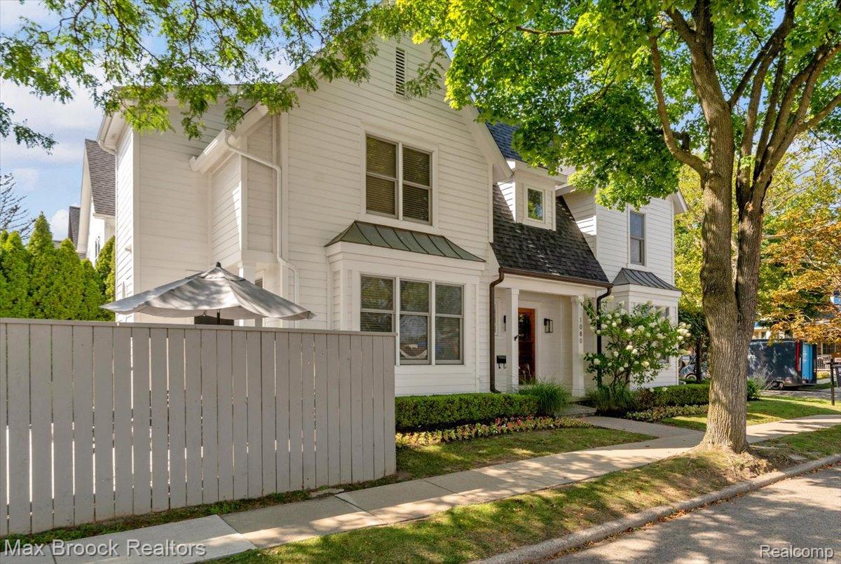 1080 Bennaville Avenue
