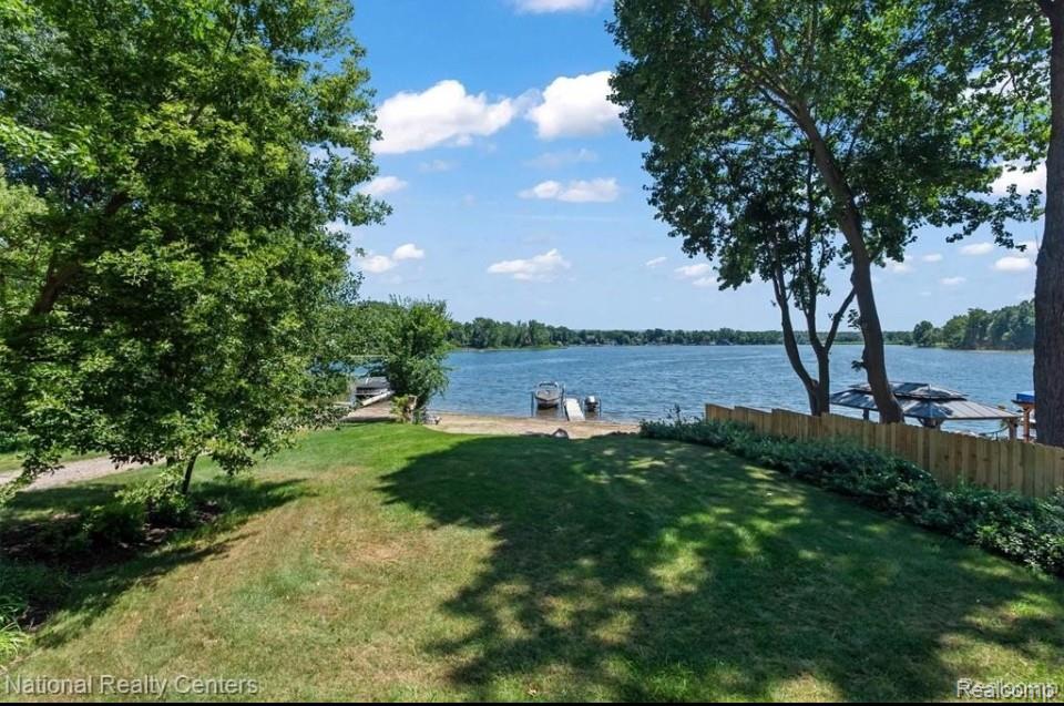 5619 Lakeview Boulevard