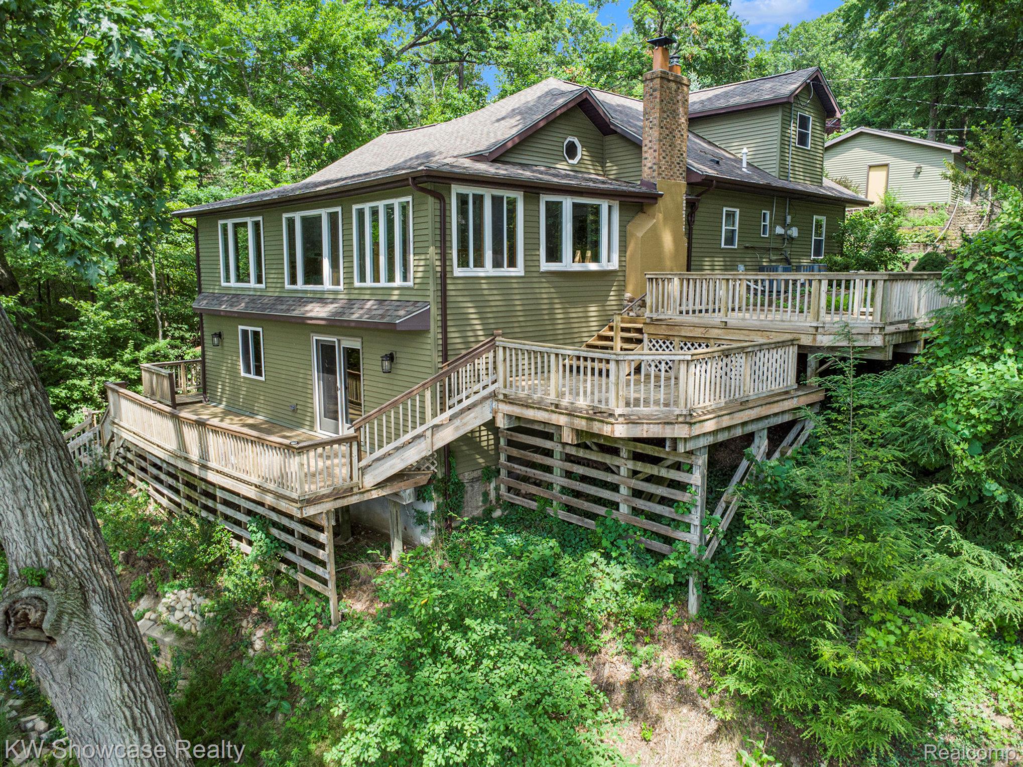 332 COMMUNITY Drive