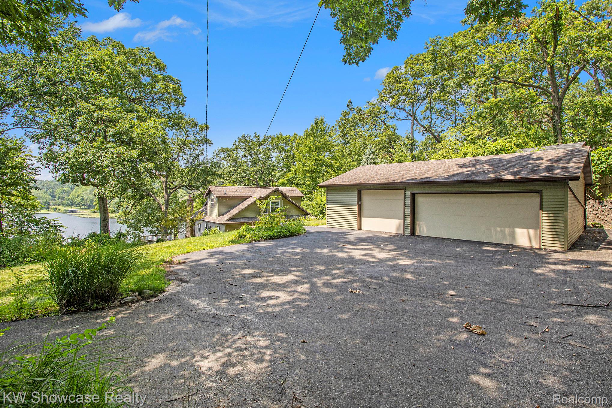 332 COMMUNITY Drive