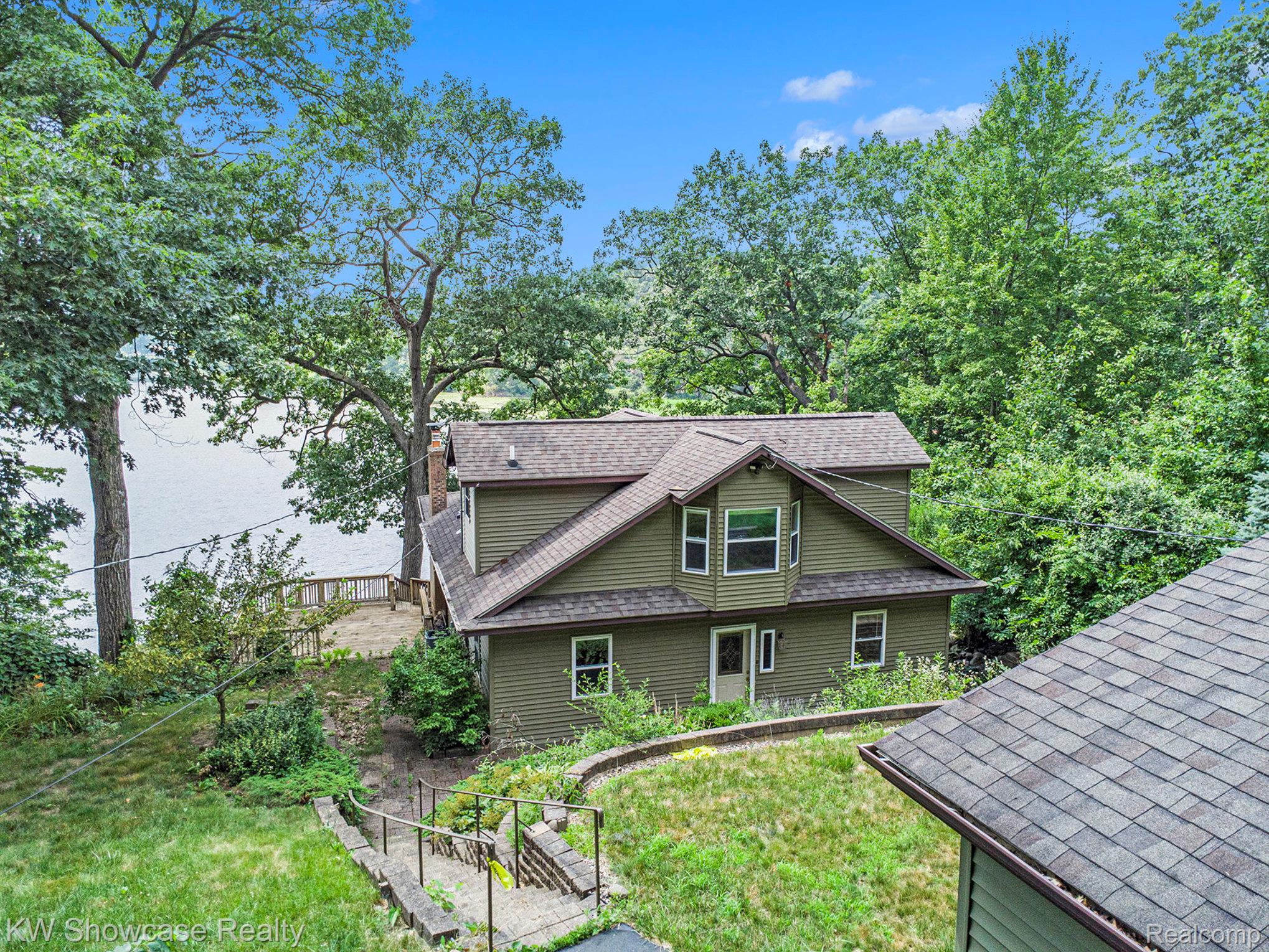 332 COMMUNITY Drive