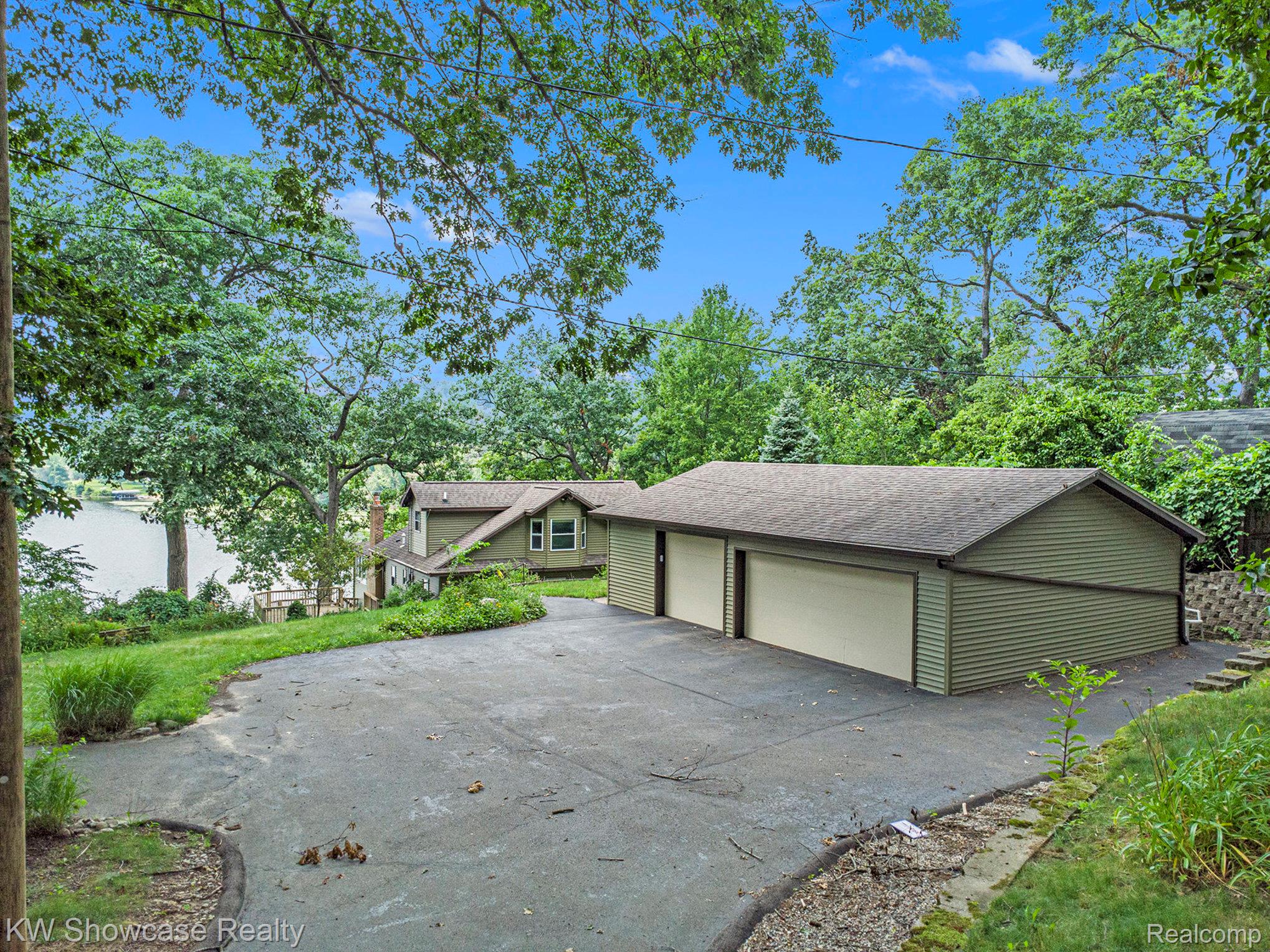 332 COMMUNITY Drive