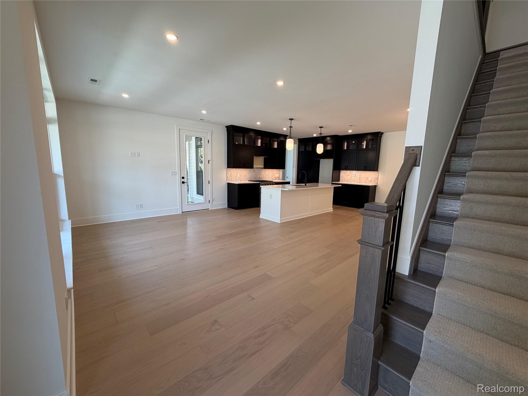 401 S Center Street 32