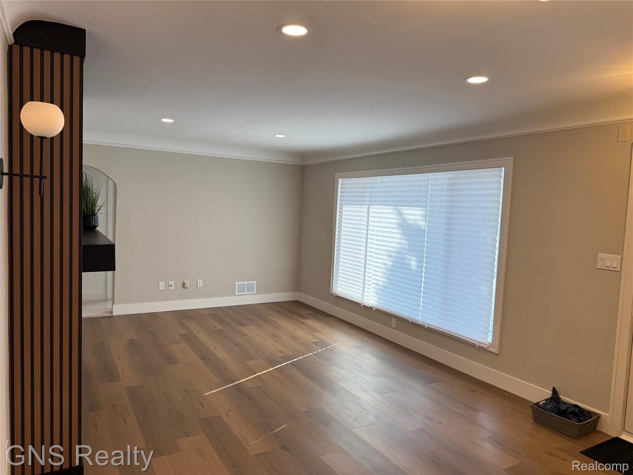 1143 E Harwood Avenue