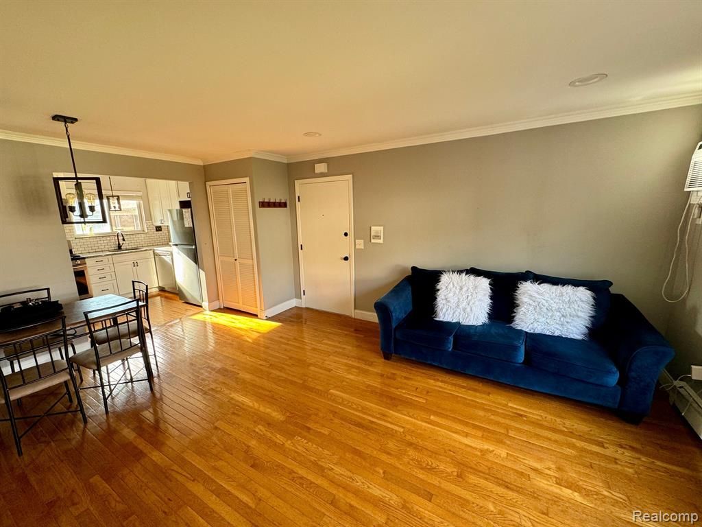 433 MILLER Avenue 203