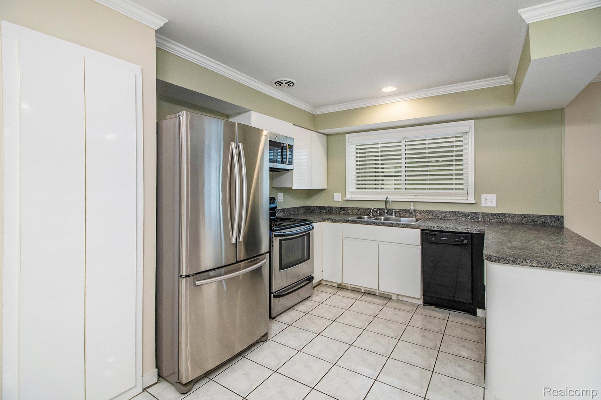 Southfield City, Michigan 48076, United States, 3 Bedrooms Bedrooms, ,2 BathroomsBathrooms,Residential,Active,195165