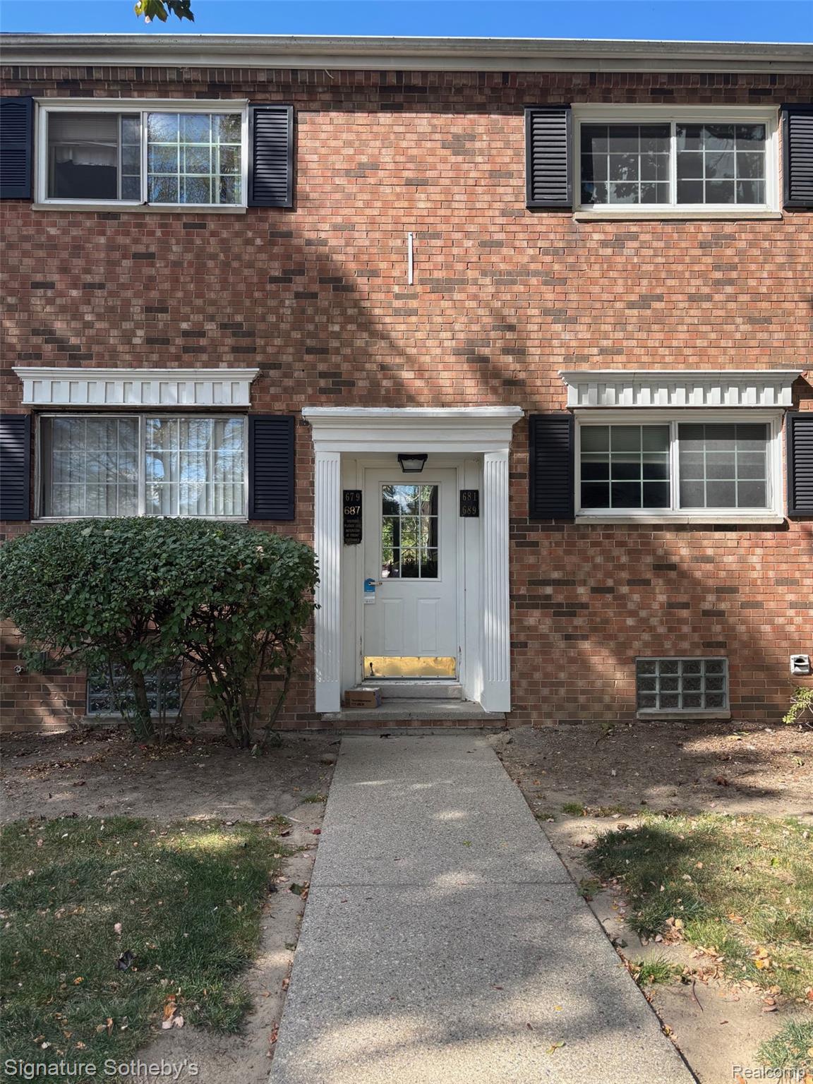 689 E Fox Hills Drive 65