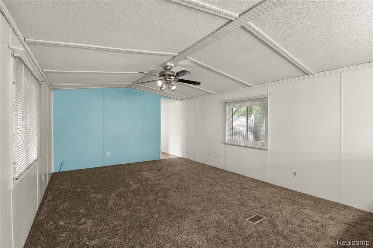 Shelby Charter Township, Michigan 48315, United States, 2 Bedrooms Bedrooms, ,1 BathroomBathrooms,Residential,Active,146900