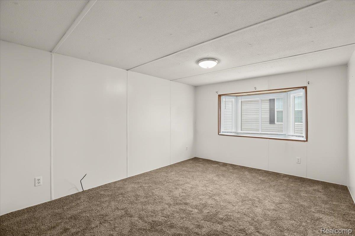 Shelby Charter Township, Michigan 48315, United States, 2 Bedrooms Bedrooms, ,1 BathroomBathrooms,Residential,Active,146900