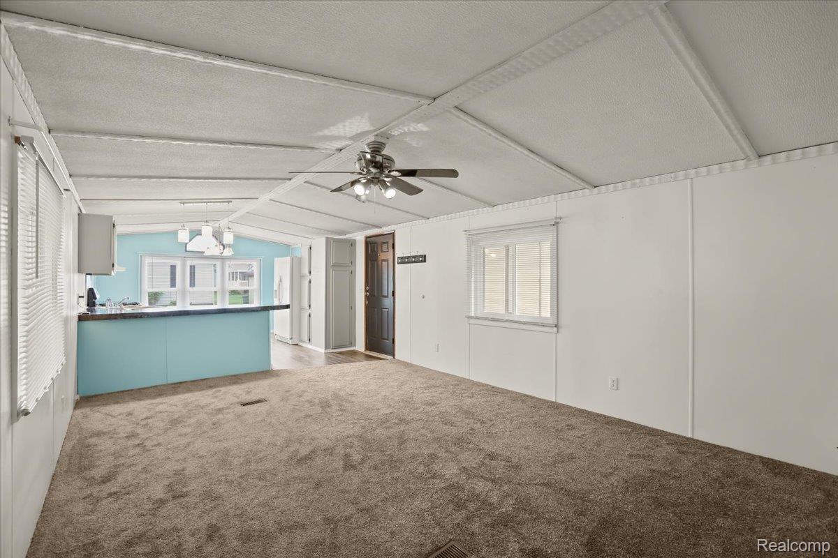 Shelby Charter Township, Michigan 48315, United States, 2 Bedrooms Bedrooms, ,1 BathroomBathrooms,Residential,Active,146900