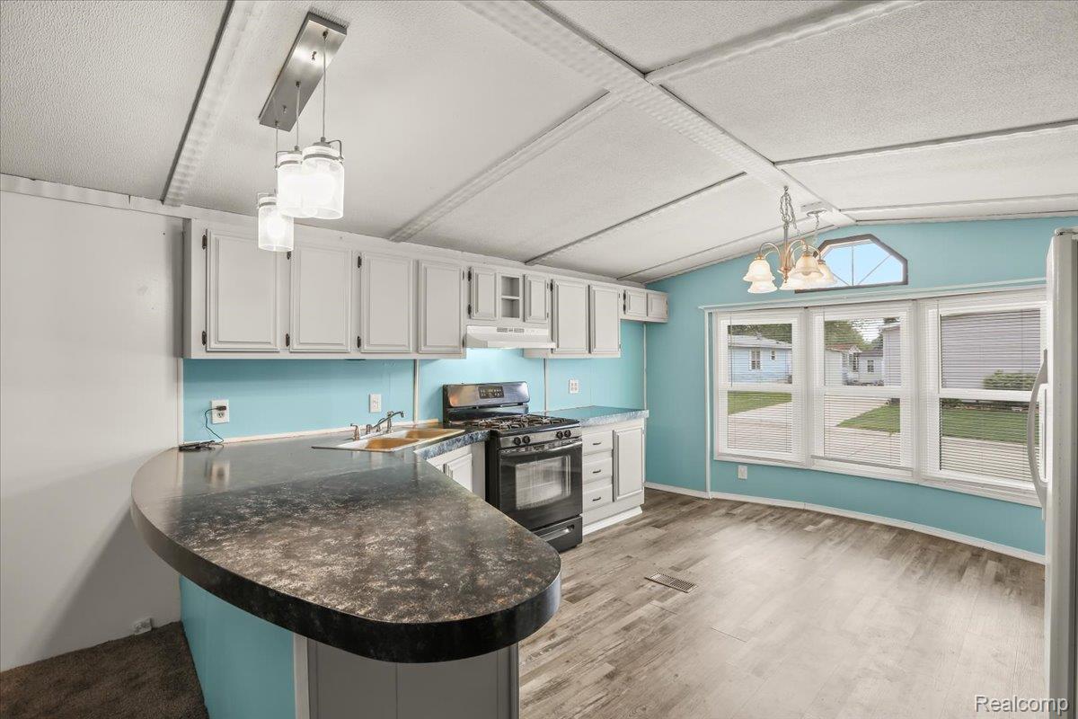 Shelby Charter Township, Michigan 48315, United States, 2 Bedrooms Bedrooms, ,1 BathroomBathrooms,Residential,Active,146900