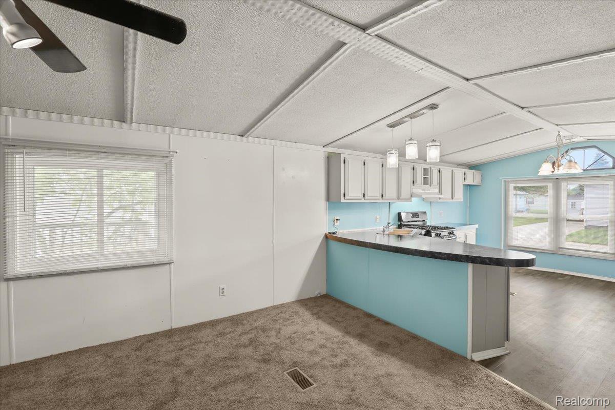 Shelby Charter Township, Michigan 48315, United States, 2 Bedrooms Bedrooms, ,1 BathroomBathrooms,Residential,Active,146900