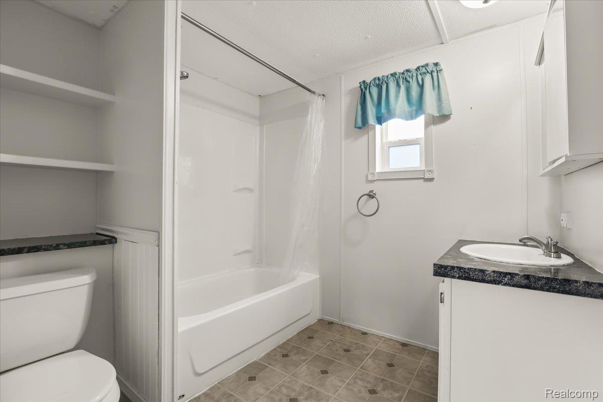 Shelby Charter Township, Michigan 48315, United States, 2 Bedrooms Bedrooms, ,1 BathroomBathrooms,Residential,Active,146900