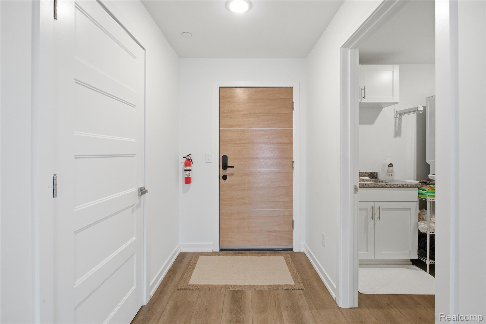 166 Oak Street 401