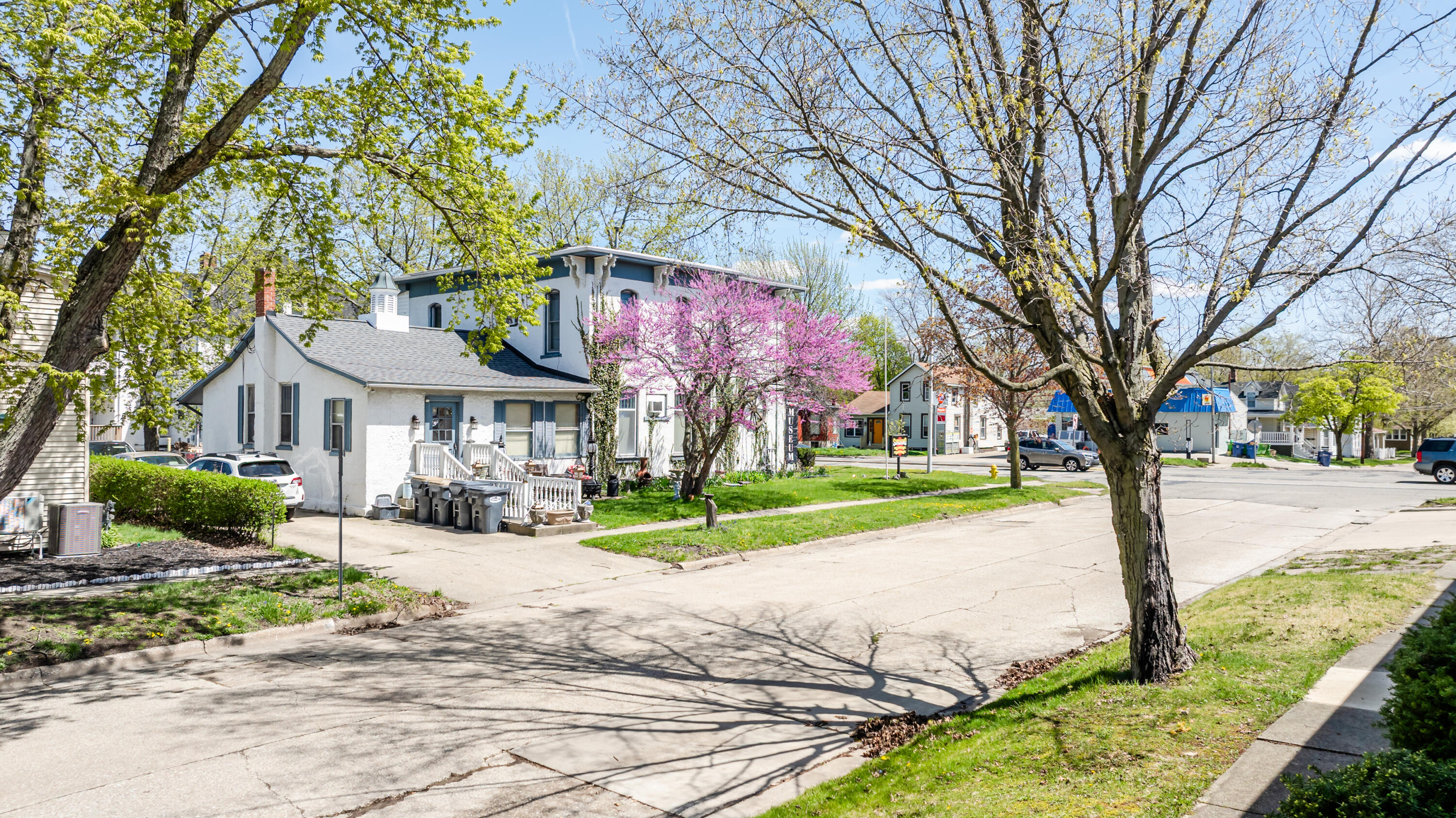 922 Main Street