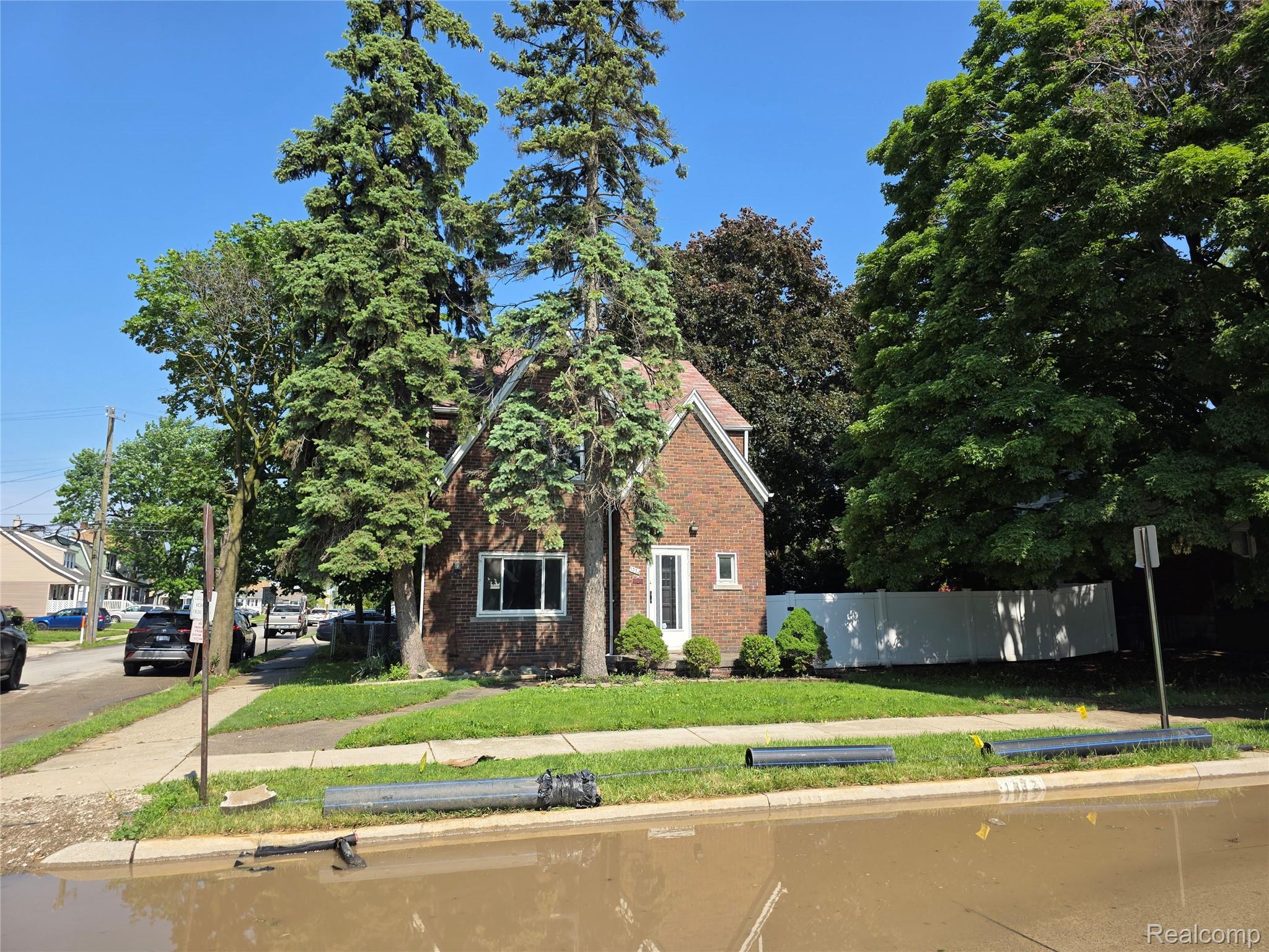 1332 Fort Park Boulevard