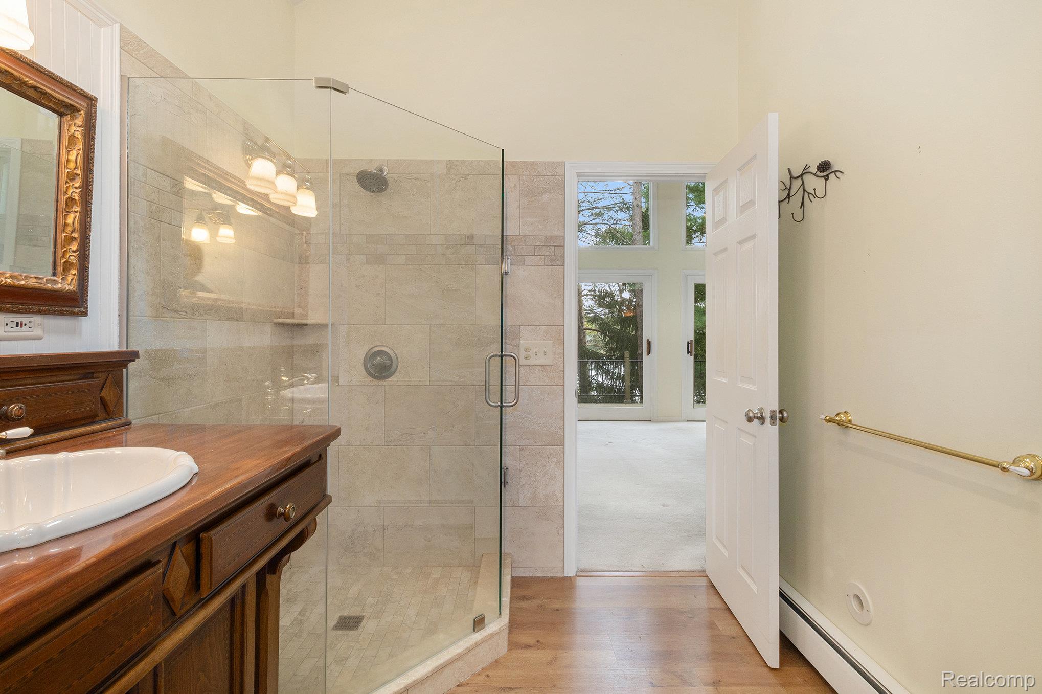 Lake Orion Village, Michigan 48362, United States, 4 Bedrooms Bedrooms, ,4 BathroomsBathrooms,Residential,Active,195351