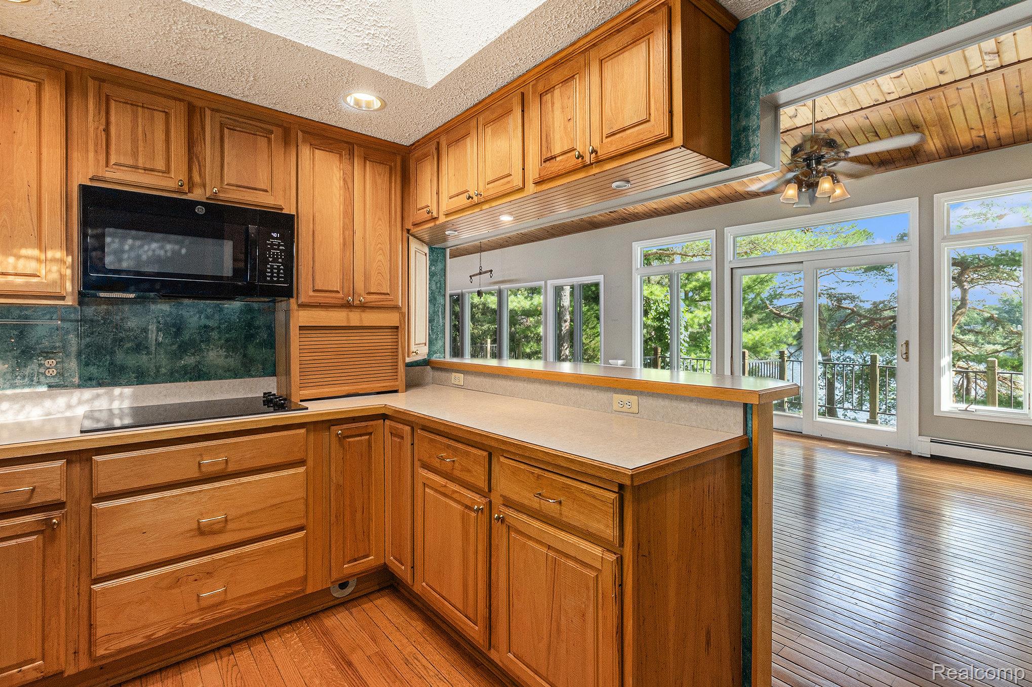 Lake Orion Village, Michigan 48362, United States, 4 Bedrooms Bedrooms, ,4 BathroomsBathrooms,Residential,Active,195351