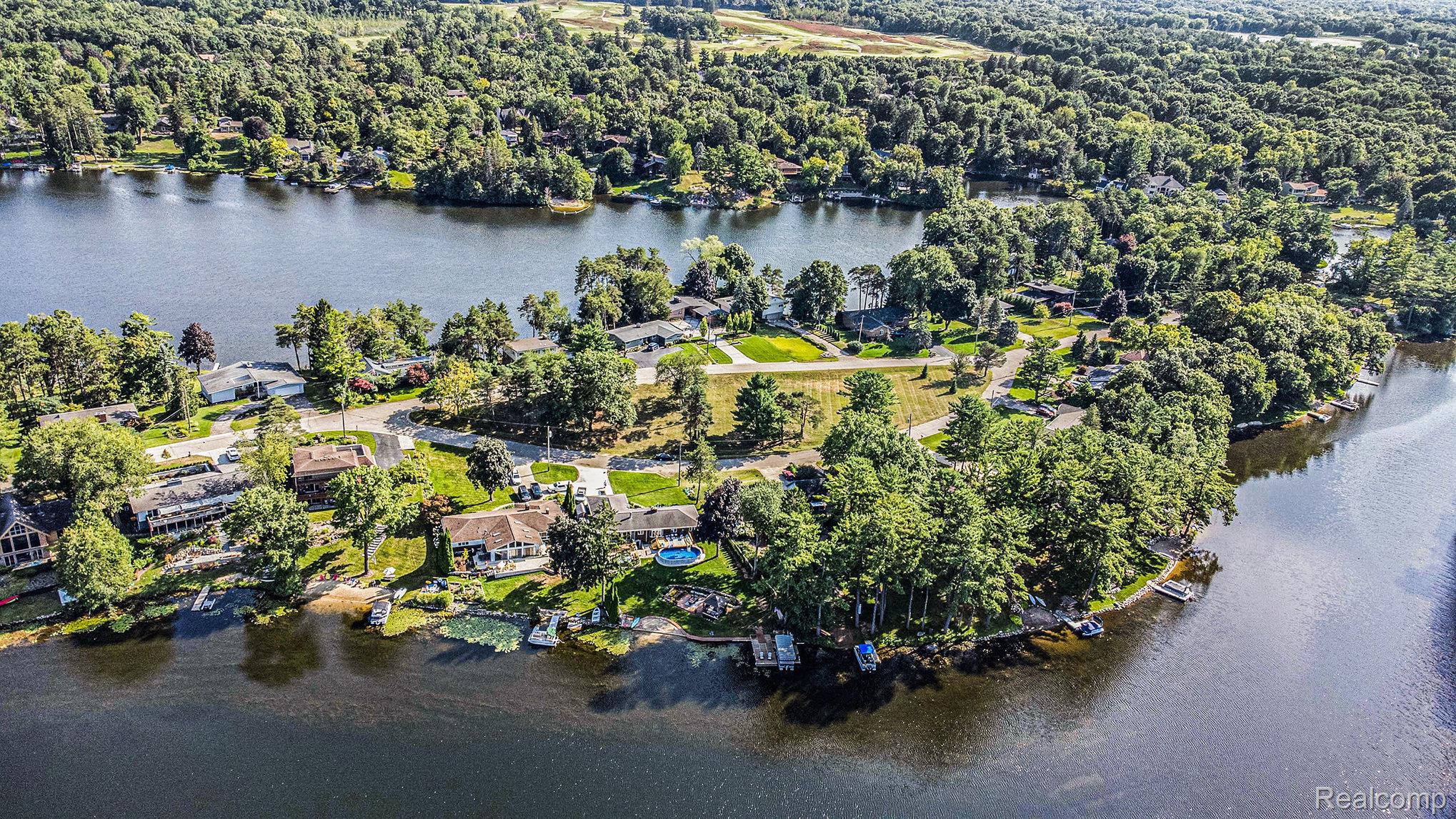 Lake Orion Village, Michigan 48362, United States, 4 Bedrooms Bedrooms, ,4 BathroomsBathrooms,Residential,Active,195351