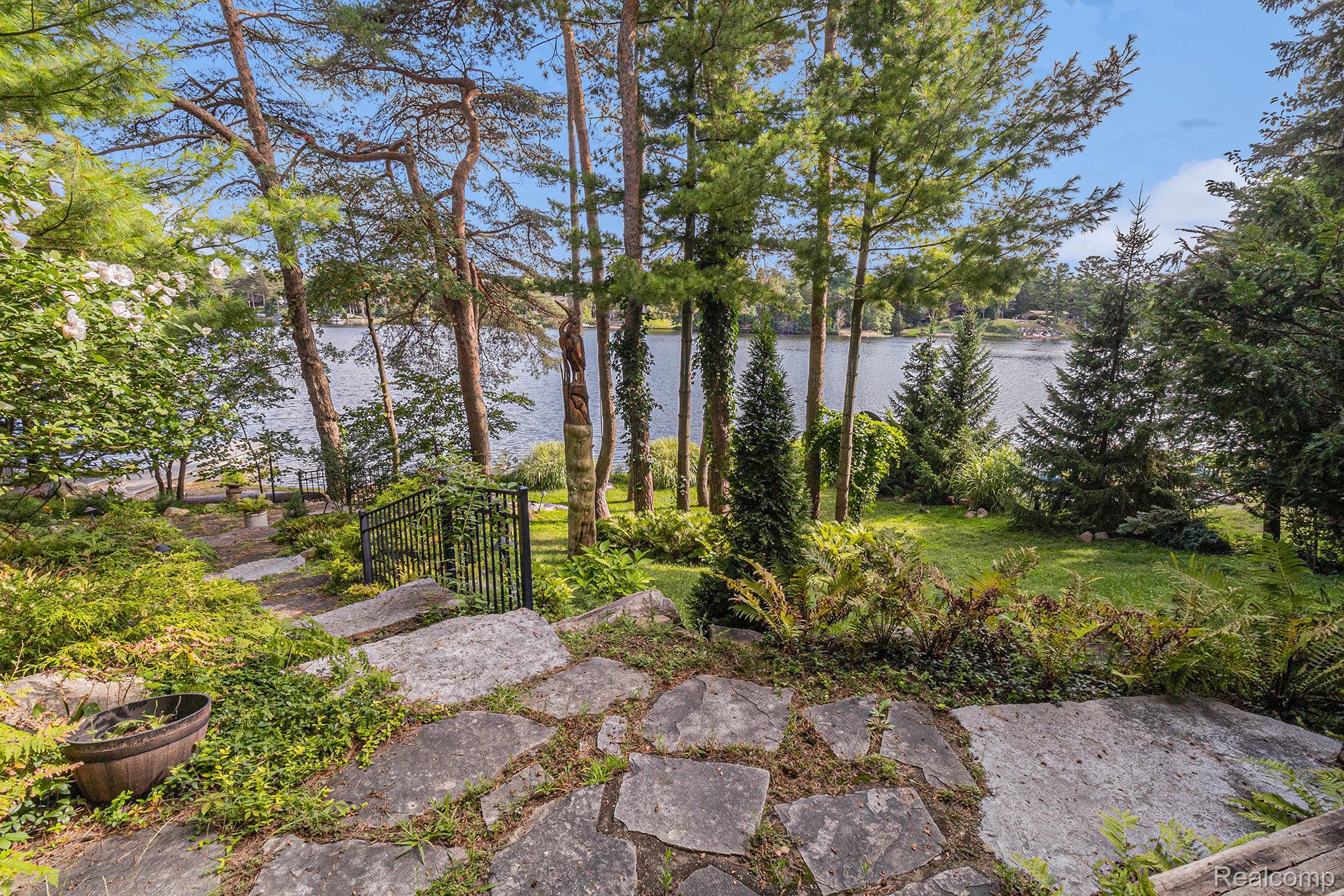 Lake Orion Village, Michigan 48362, United States, 4 Bedrooms Bedrooms, ,4 BathroomsBathrooms,Residential,Active,195351