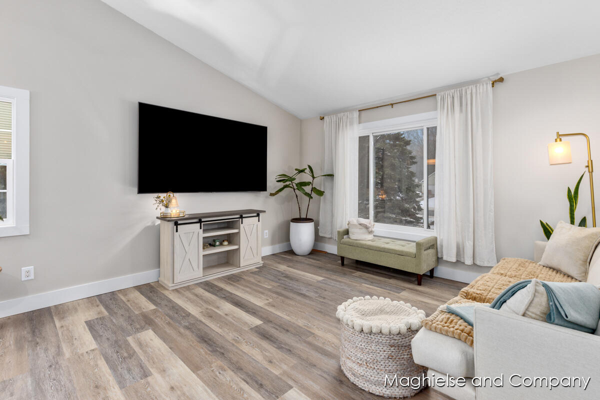 6165 Arroyo Vista Drive NE