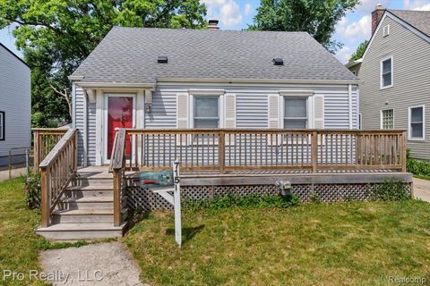 Photo of 715 N Altadena Avenue, Royal Oak City, MI 48067 (MLS # 20261040603)
