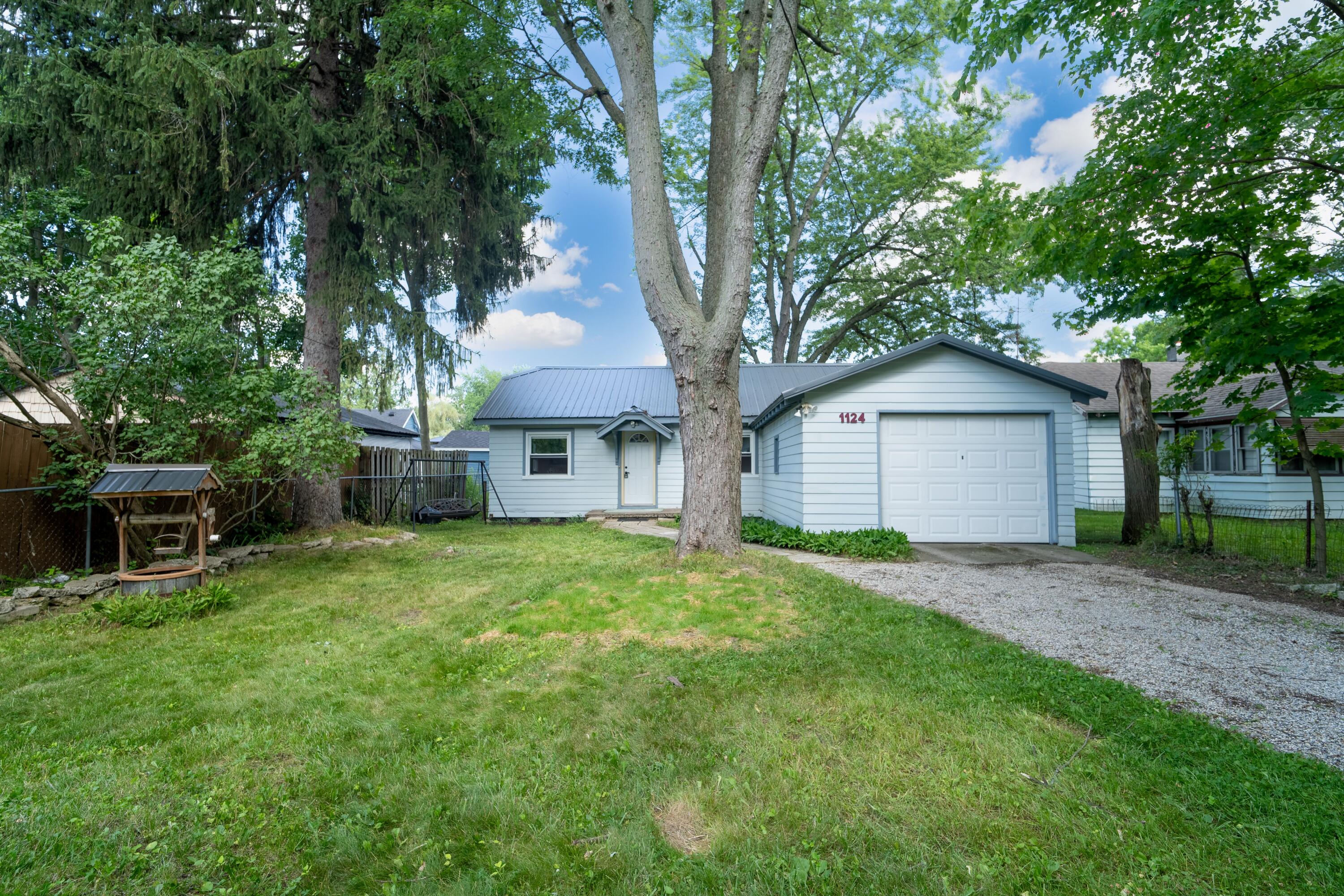 1124 Kusterer Drive NW