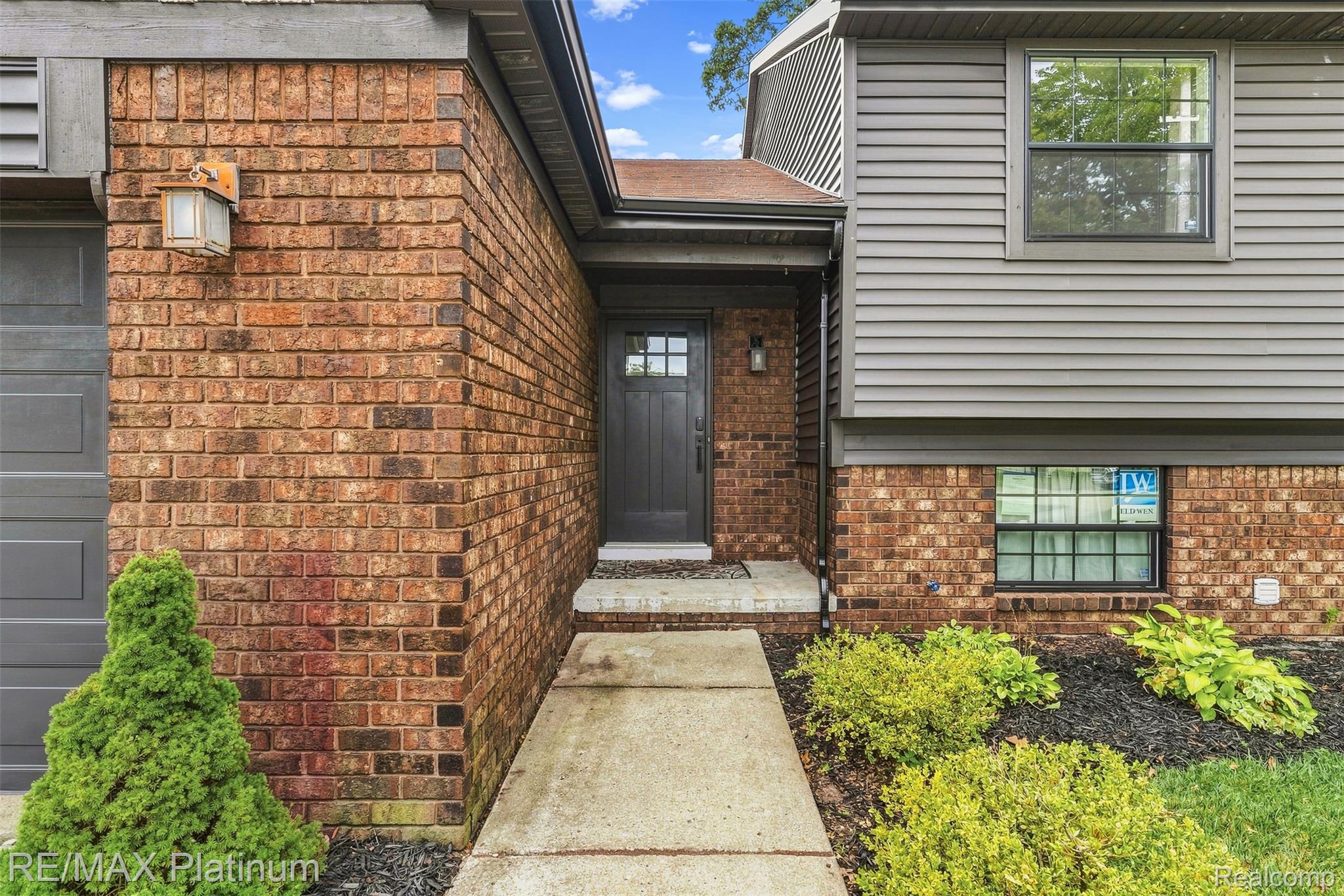 815 Oak Ridge Court