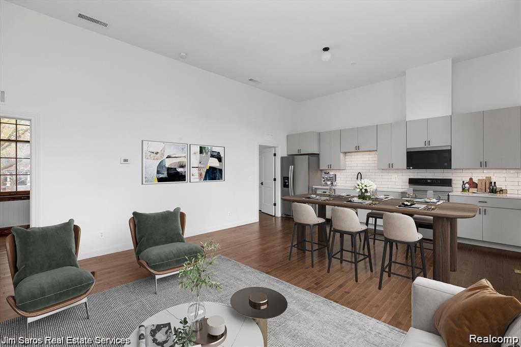 389 Saint Clair #305