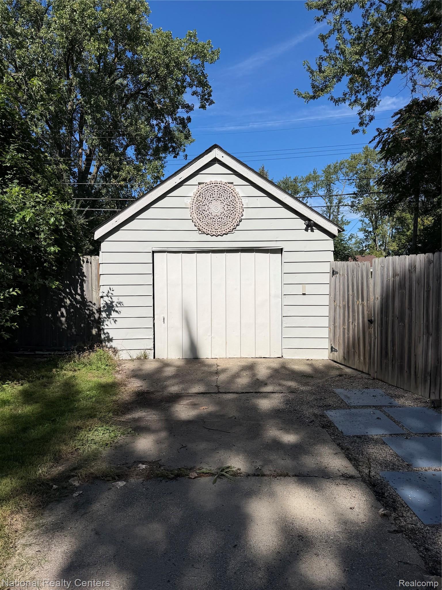 345 E Maxlow Avenue