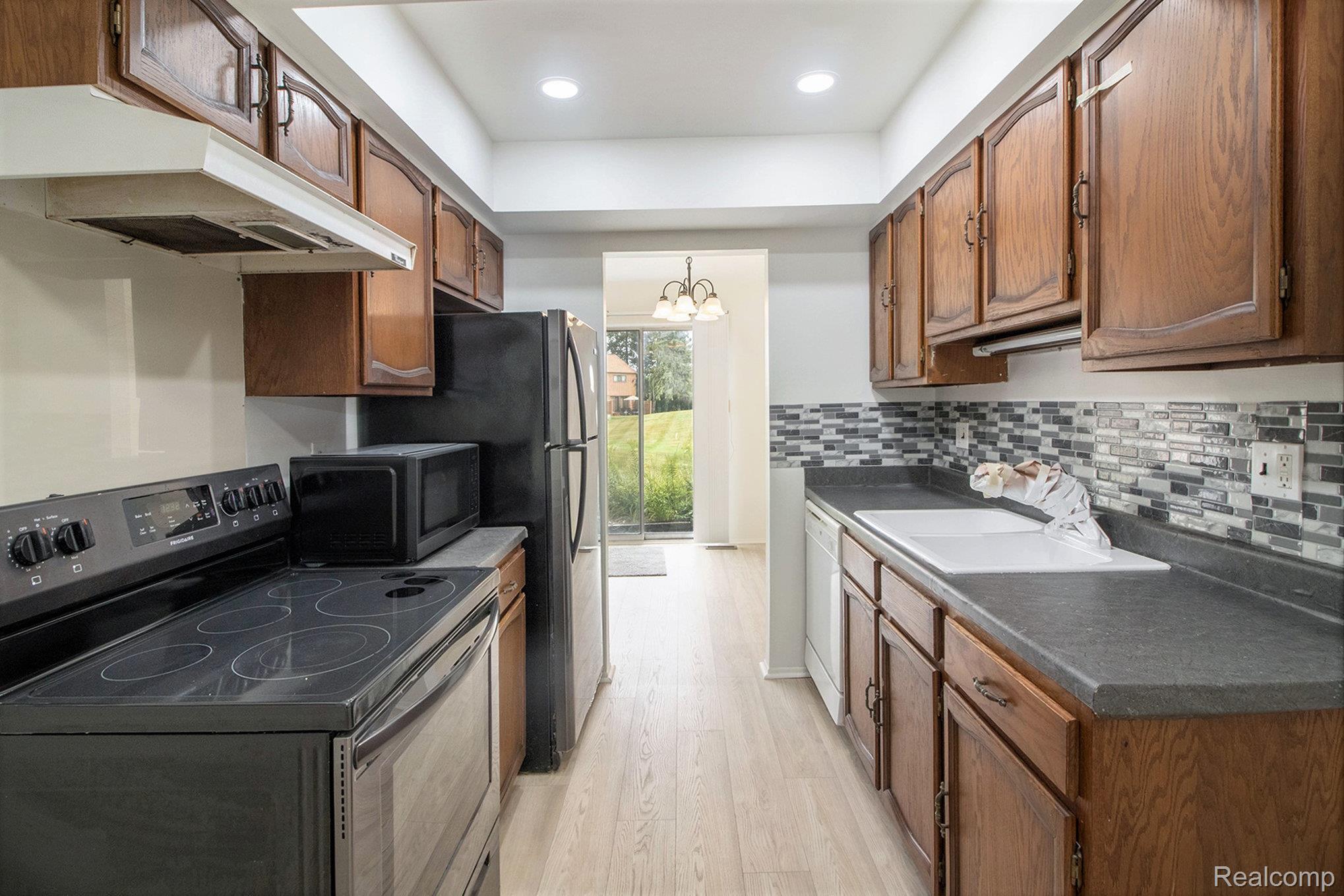 Southfield City, Michigan 48076, United States, 2 Bedrooms Bedrooms, ,2 BathroomsBathrooms,Residential,Active,219723