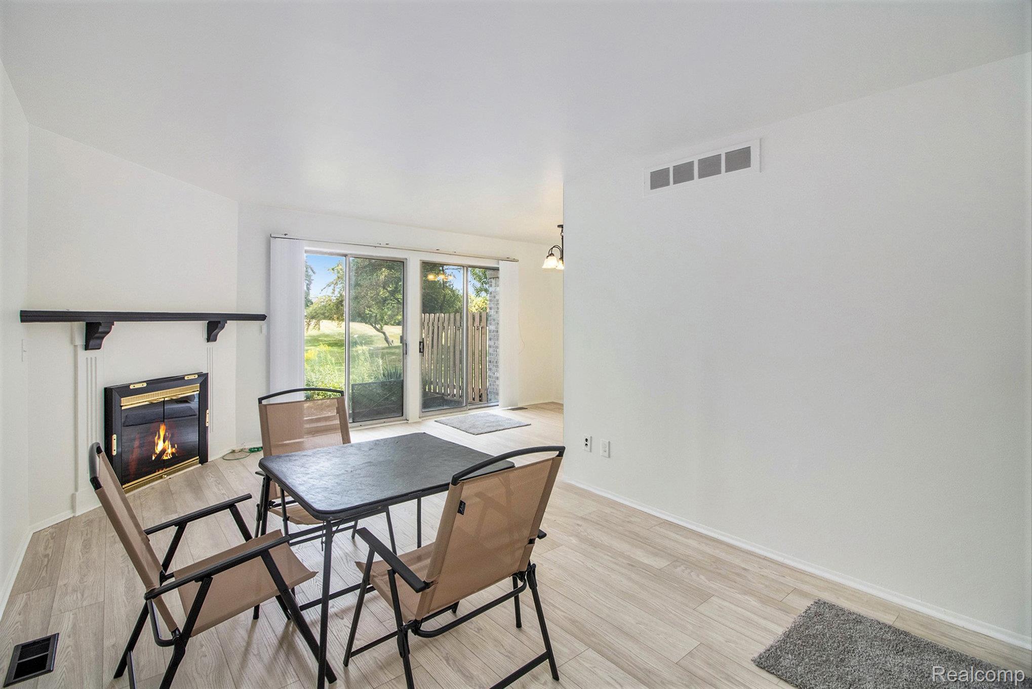 Southfield City, Michigan 48076, United States, 2 Bedrooms Bedrooms, ,2 BathroomsBathrooms,Residential,Active,219723