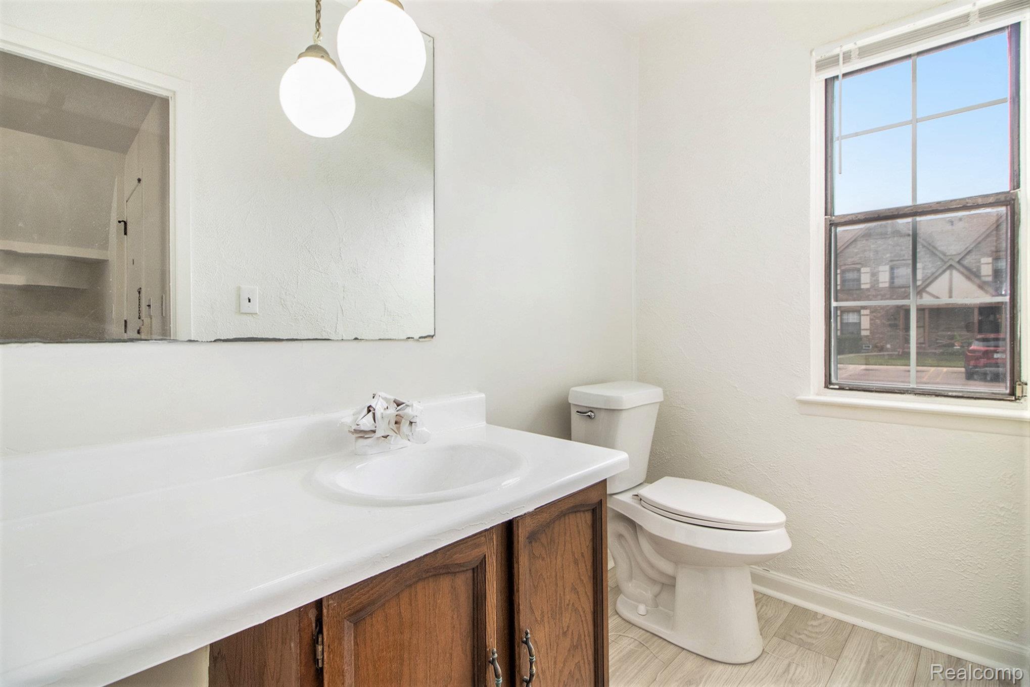 Southfield City, Michigan 48076, United States, 2 Bedrooms Bedrooms, ,2 BathroomsBathrooms,Residential,Active,219723