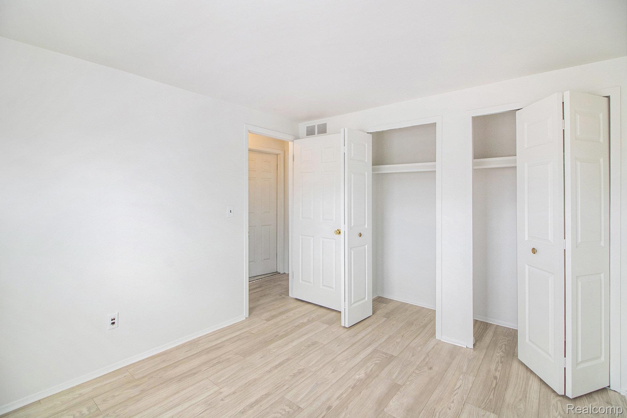 Southfield City, Michigan 48076, United States, 2 Bedrooms Bedrooms, ,2 BathroomsBathrooms,Residential,Active,219723