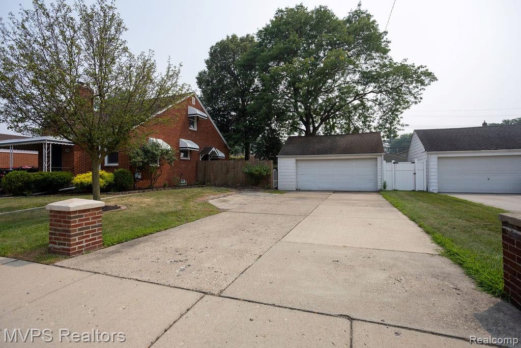 15490 Couzens Avenue
