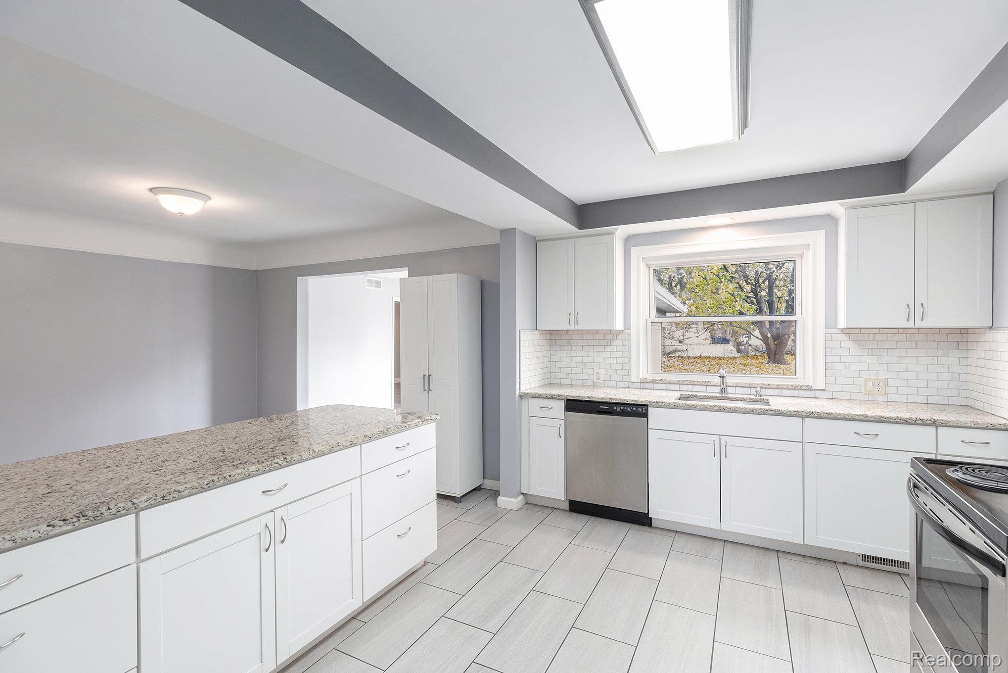 Rochester Hills, Michigan 48307, United States, 4 Bedrooms Bedrooms, ,2 BathroomsBathrooms,Residential,Active,242404