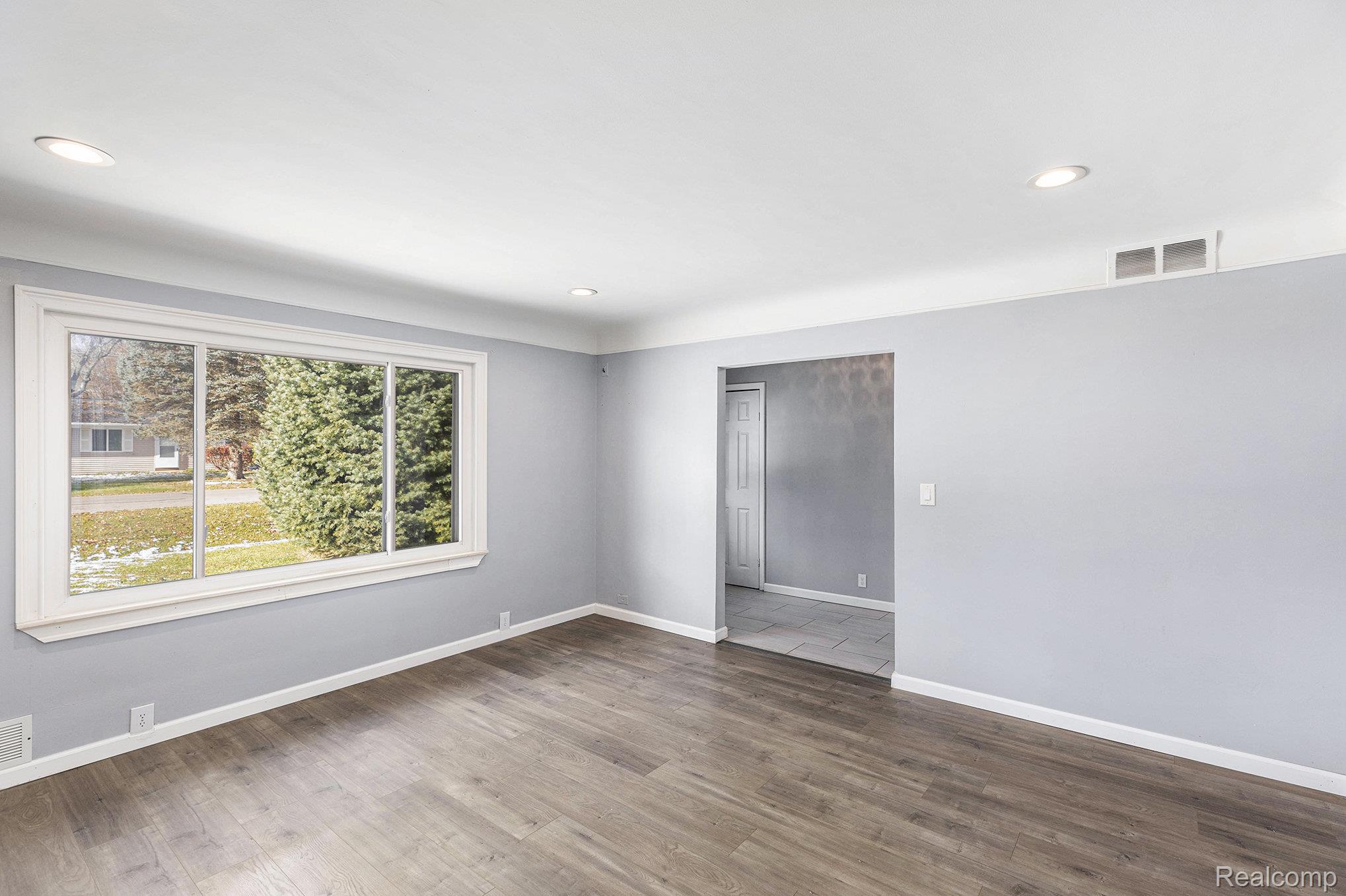 Rochester Hills, Michigan 48307, United States, 4 Bedrooms Bedrooms, ,2 BathroomsBathrooms,Residential,Active,242404