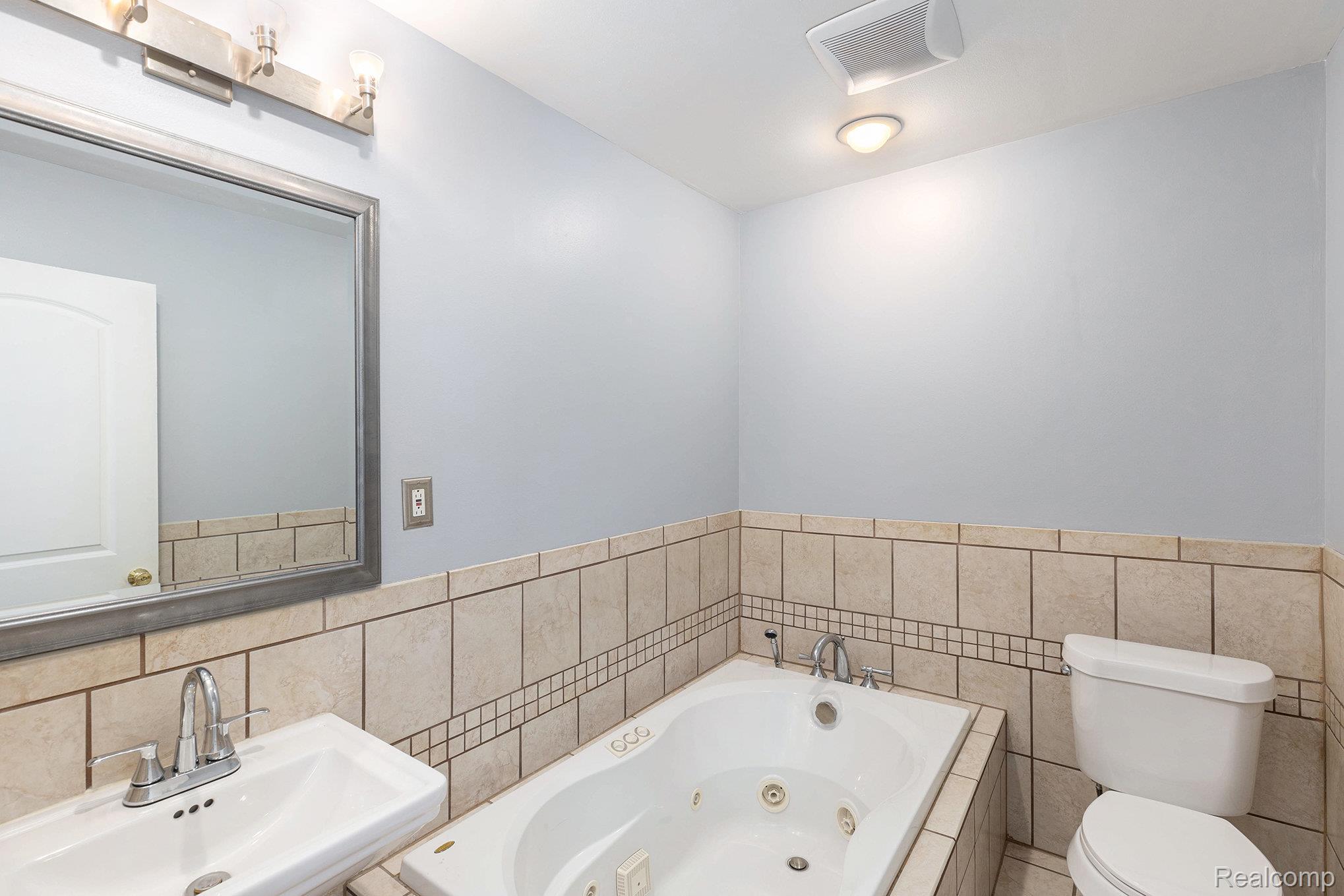 Rochester Hills, Michigan 48307, United States, 4 Bedrooms Bedrooms, ,2 BathroomsBathrooms,Residential,Active,242404