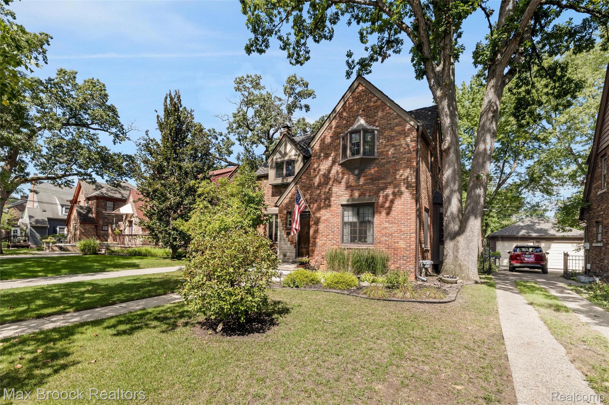 762 W Oakridge Street