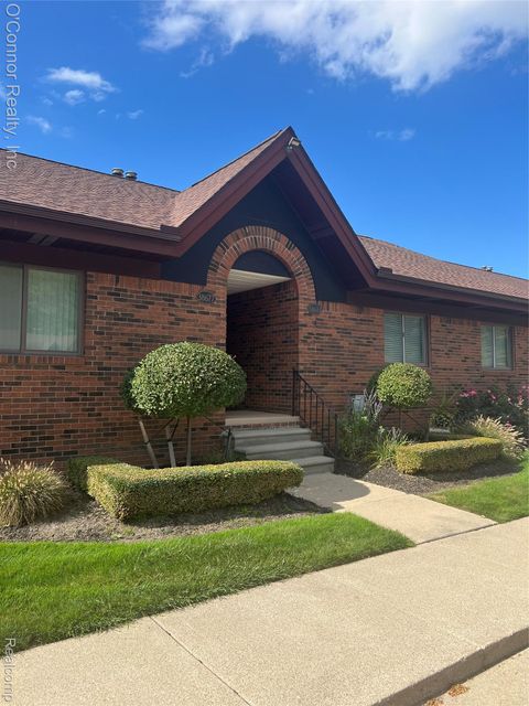 38683 Harrison Creek Court Harrison Charter Township MI 48045