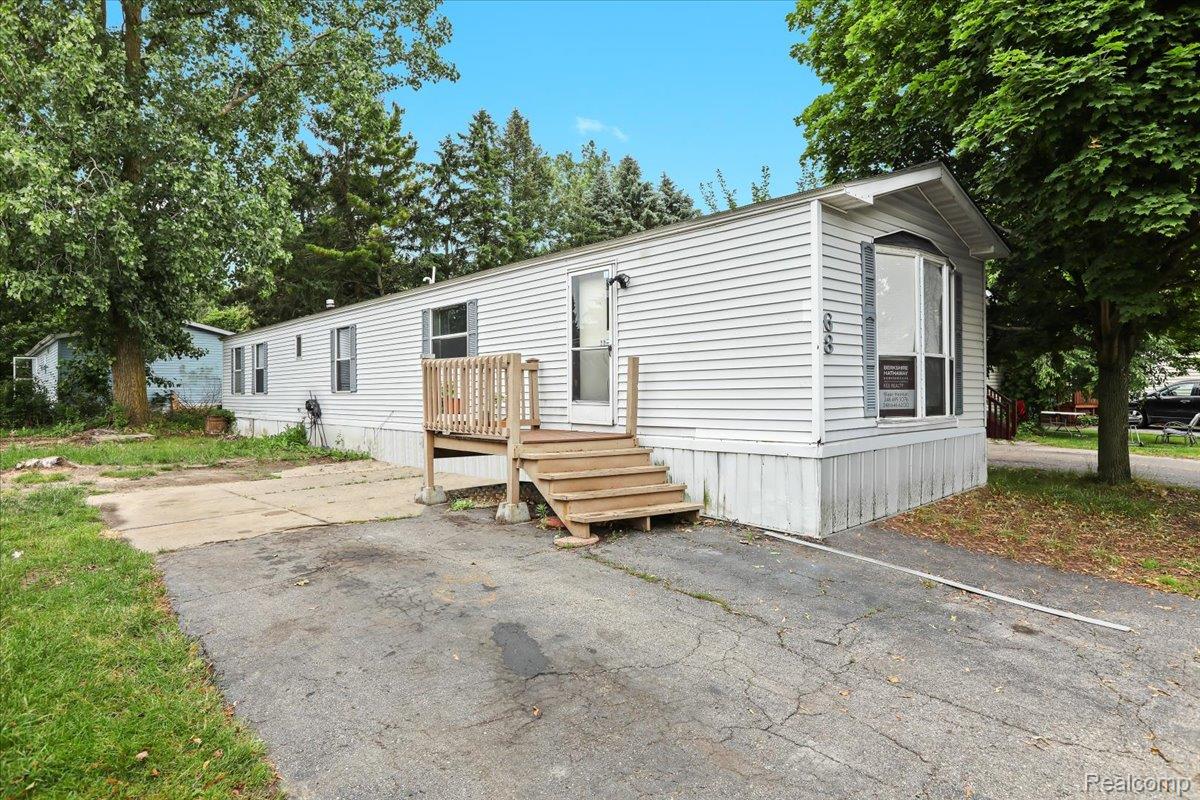 Auburn Hills City, Michigan 48326, United States, 2 Bedrooms Bedrooms, ,1 BathroomBathrooms,Residential,Active,160923