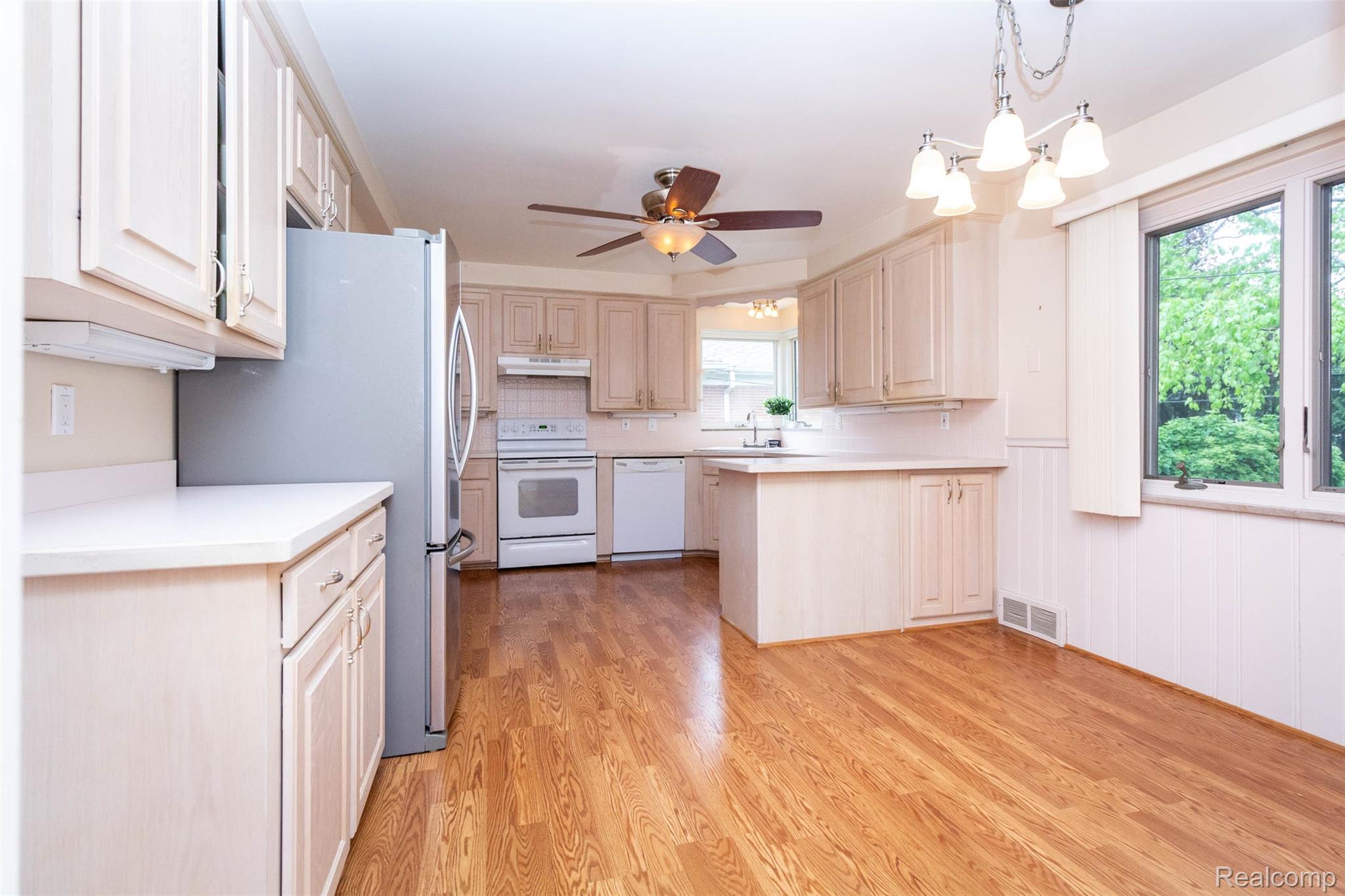 Grosse Pointe Woods City, Michigan 48236, United States, 3 Bedrooms Bedrooms, ,3 BathroomsBathrooms,Residential,Active,135849